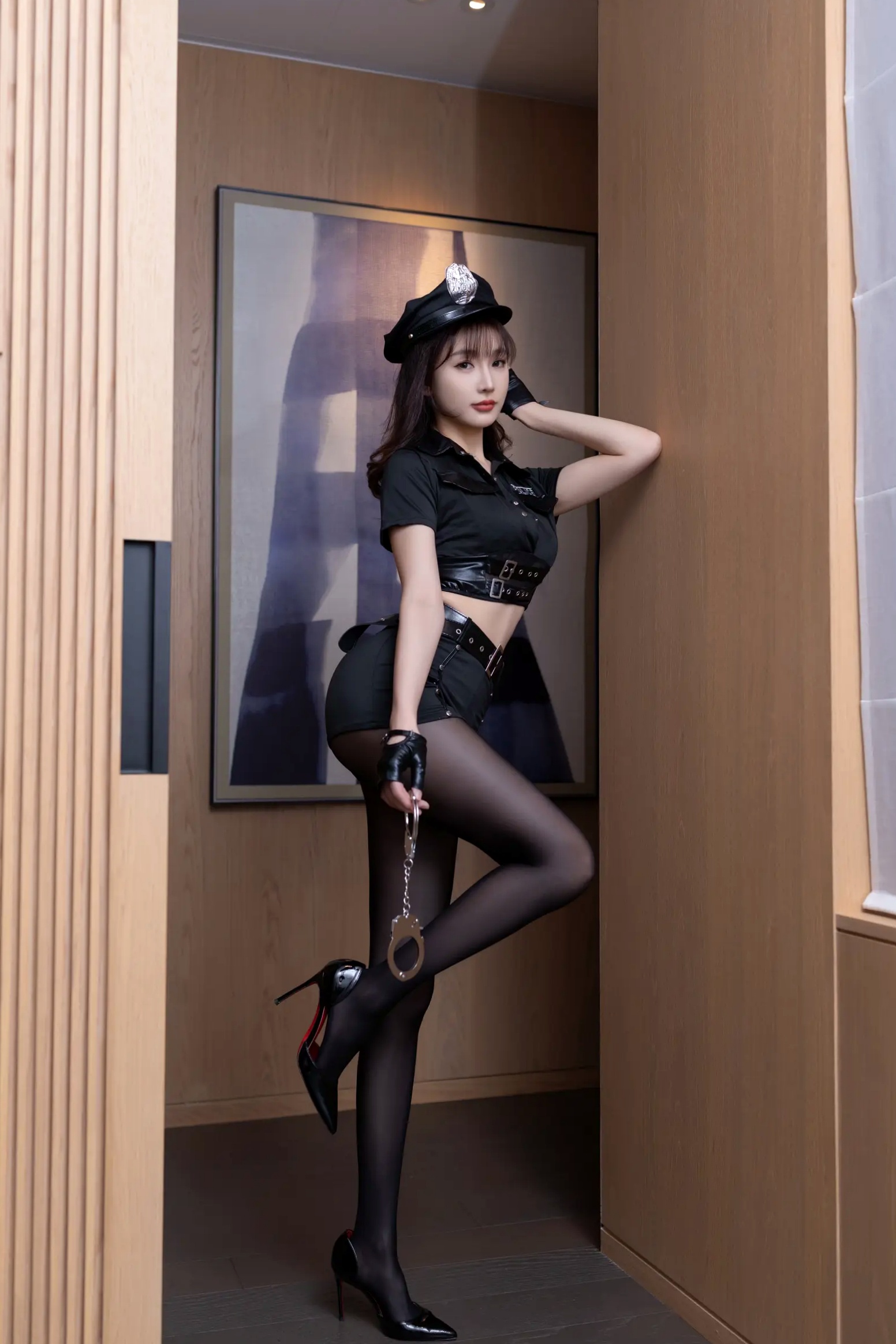 陆萱萱制服诱惑私房写真：迷人警花与性感蕾丝内衣，黑丝美腿极致诱惑[91P]