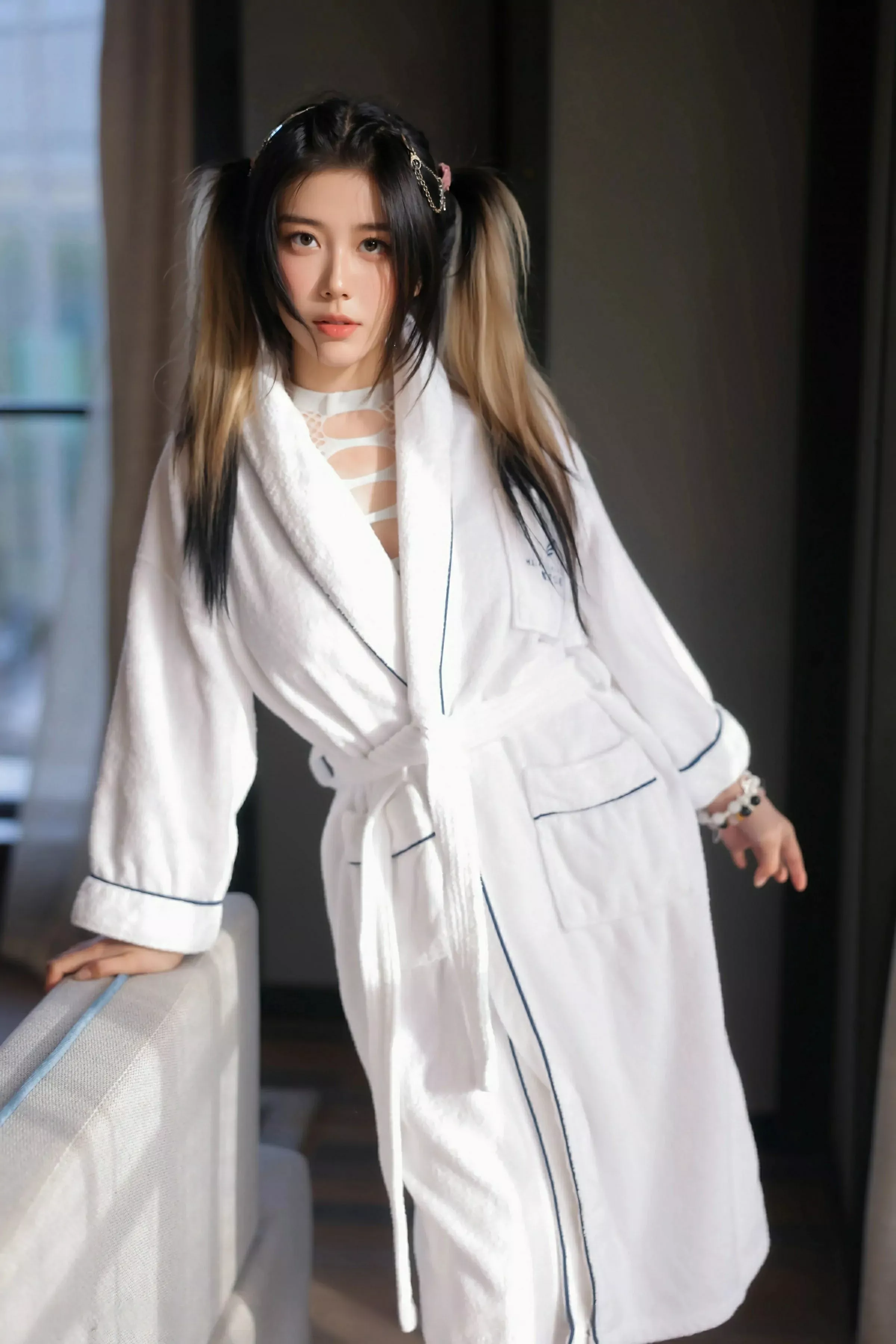 [XiuRen]高清写真图 2025.06.11 No.10394 诺诺Hsu 白色浴袍