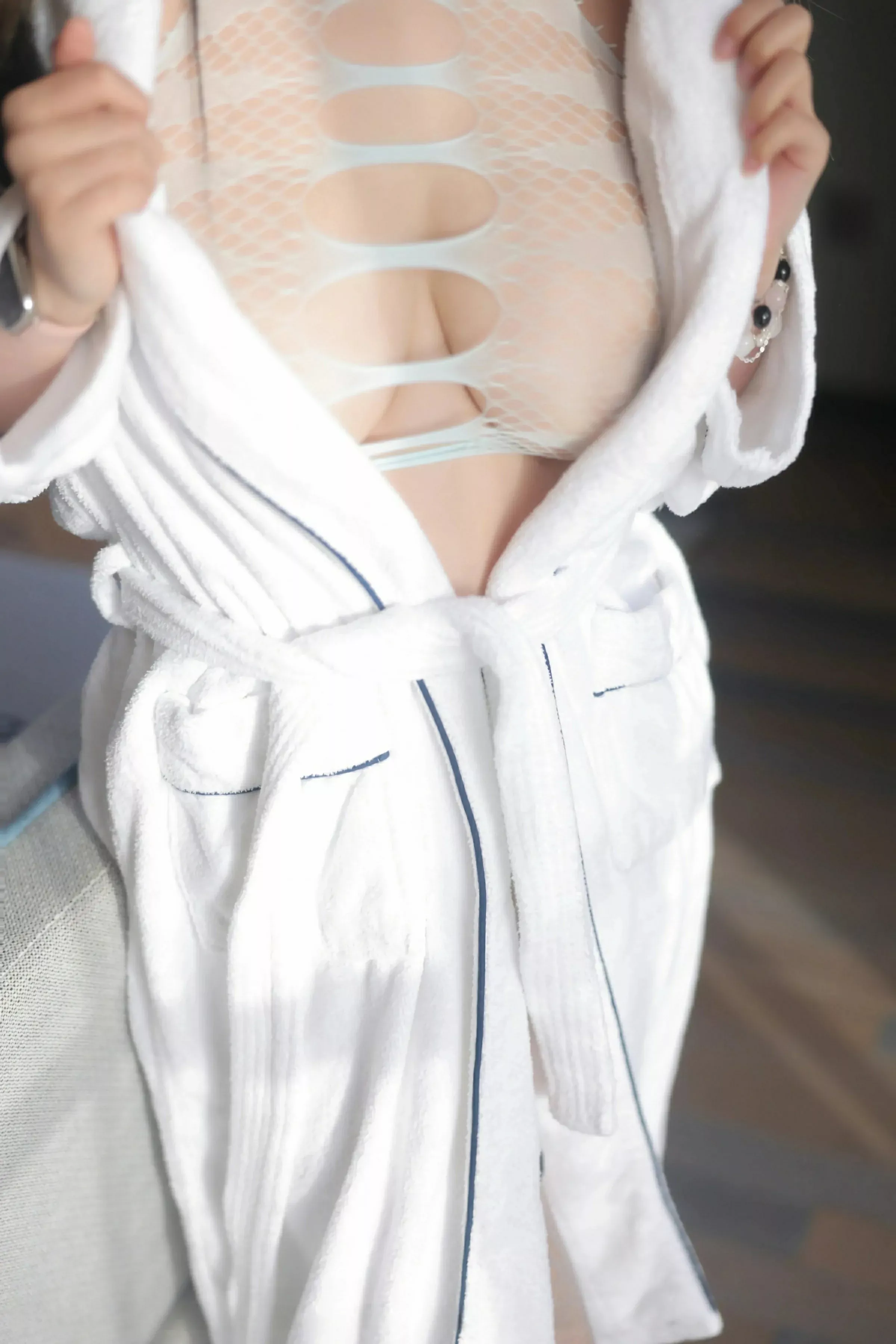 [XiuRen]高清写真图 2025.06.11 No.10394 诺诺Hsu 白色浴袍
