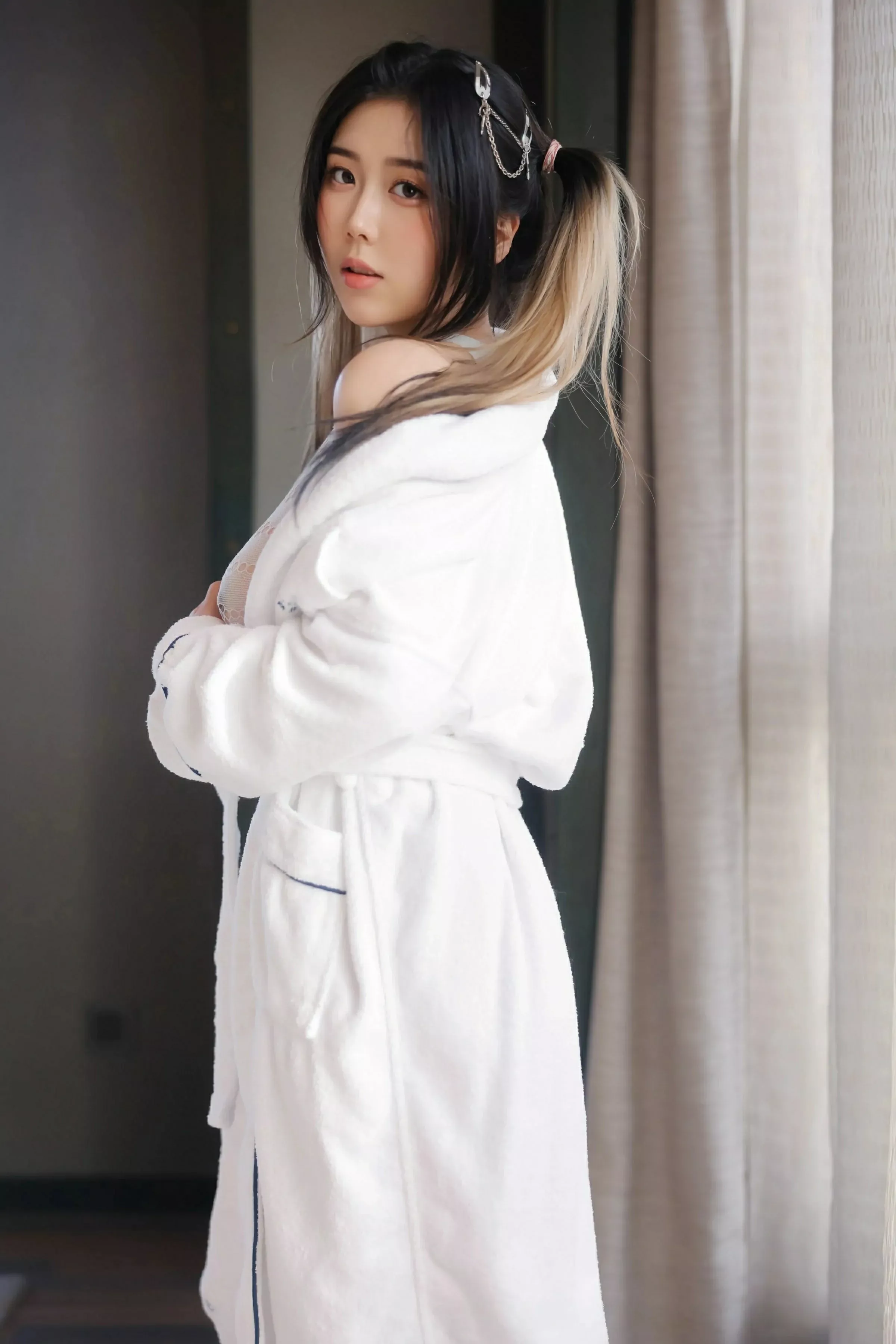 [XiuRen]高清写真图 2025.06.11 No.10394 诺诺Hsu 白色浴袍