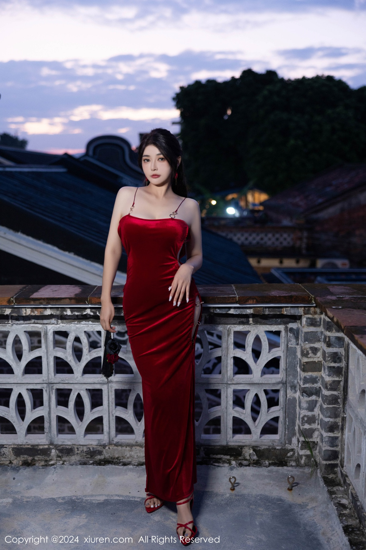 [XiuRen]高清写真图 2024.10.22 No.9327 凯竹Quinn 长裙美腿