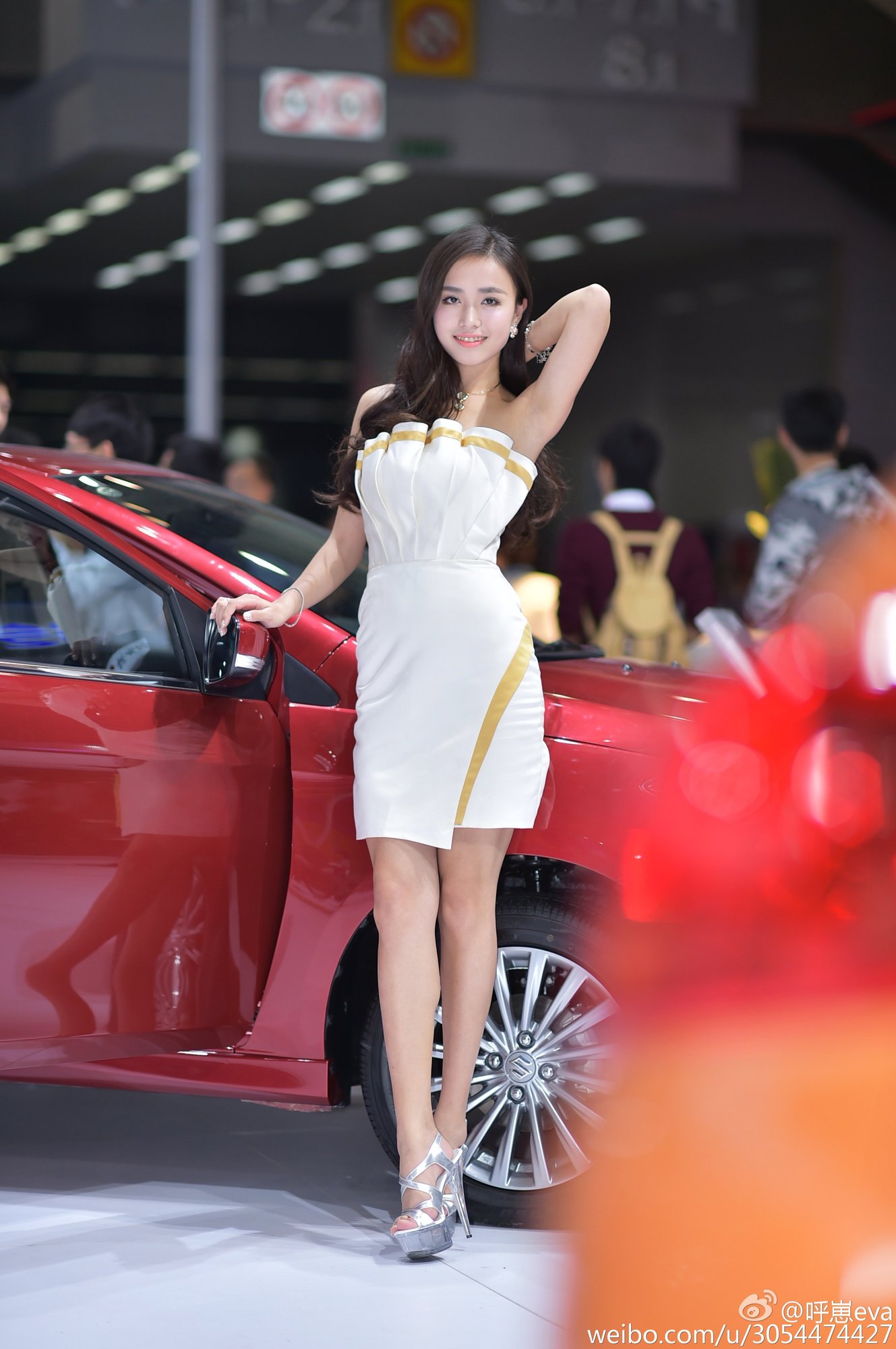 呼崽Eva 高挑美腿车模