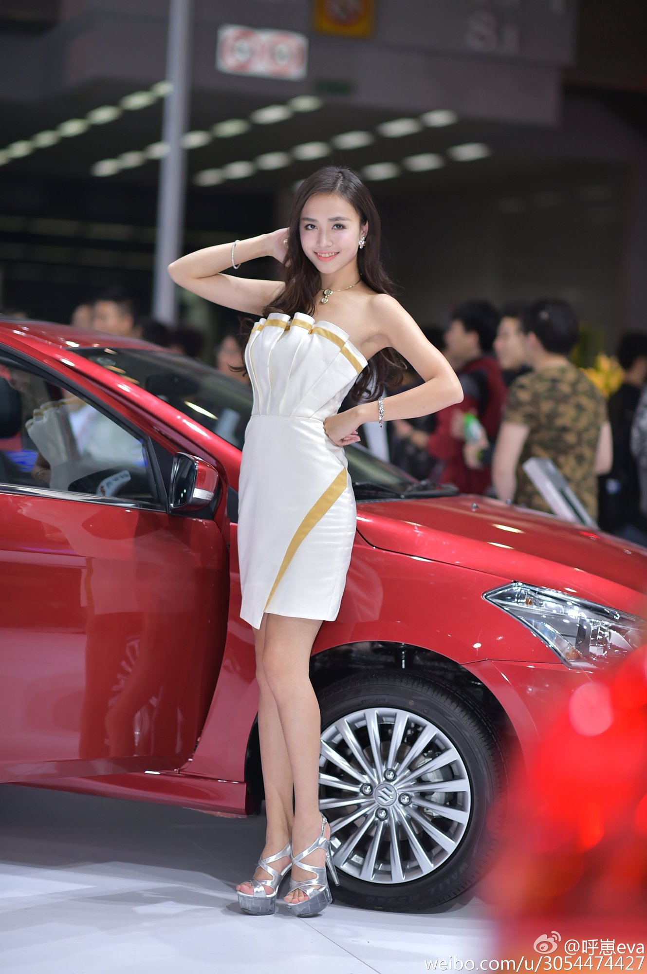 呼崽Eva 高挑美腿车模