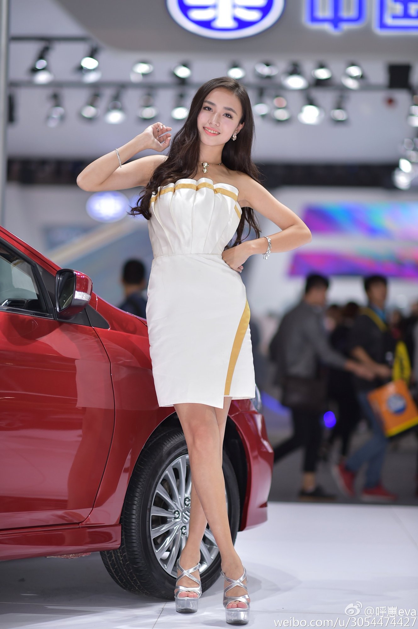 呼崽Eva 高挑美腿车模