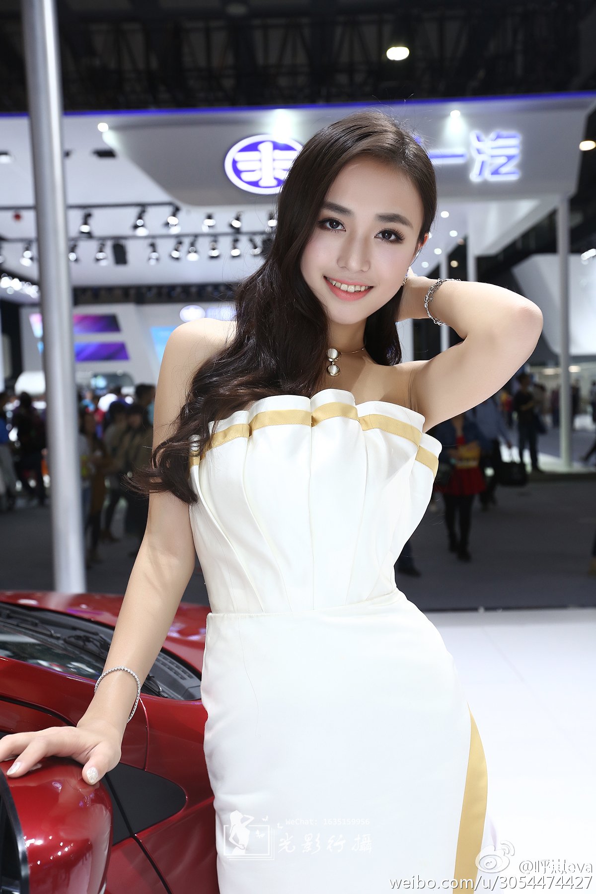 呼崽Eva 高挑美腿车模