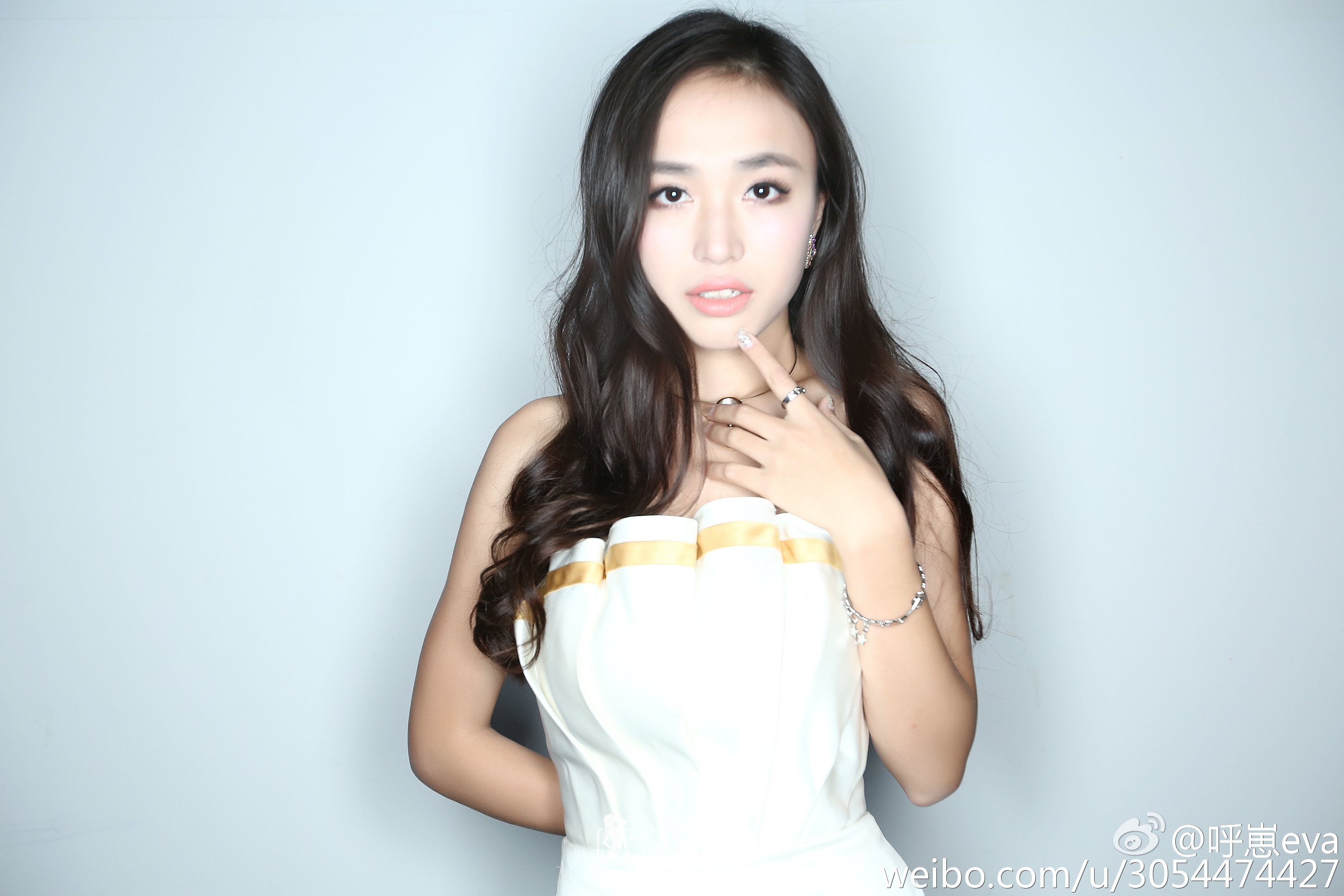 呼崽Eva 高挑美腿车模