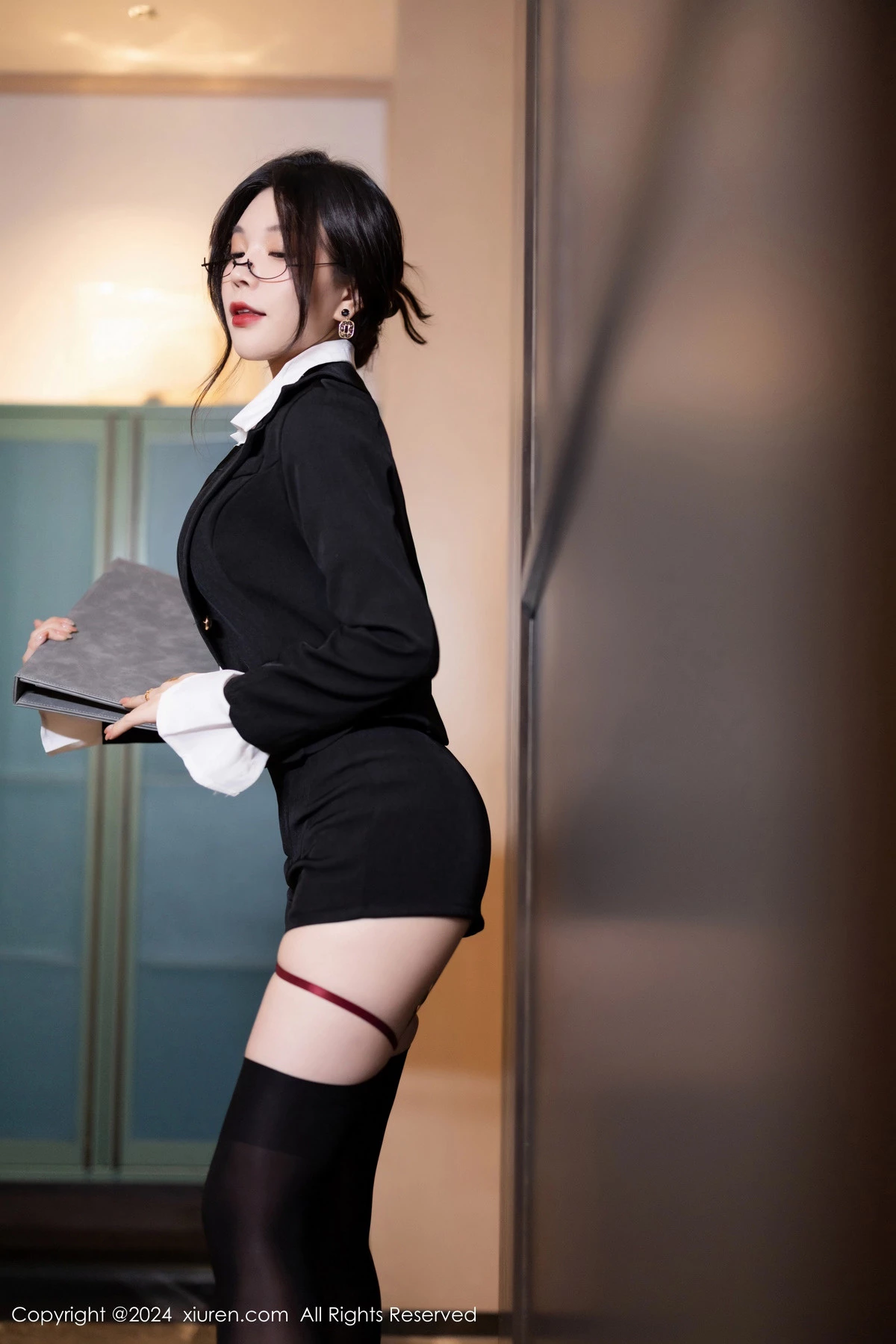 [XiuRen]高清写真图 2024.04.23 No.8440 徐莉芝Booty 黑丝美腿