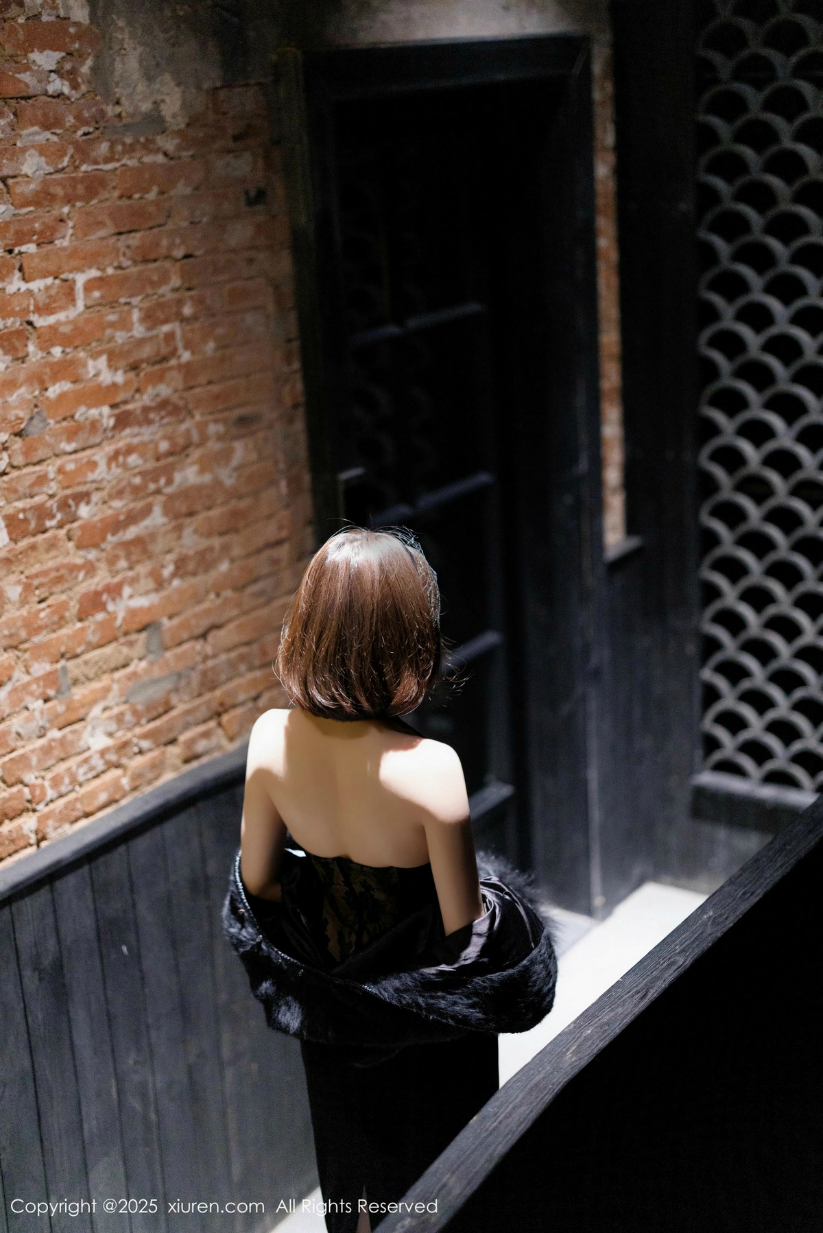 [XiuRen]高清写真图 2025.02.13 No.9880 徐莉芝Booty 黑丝美腿