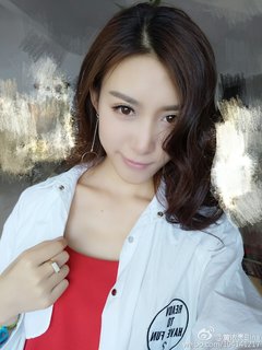 黄依灵