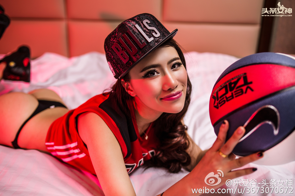 Y绮儿 [TouTiao头条女神]高清写真图2015-11-24 可爱性感的公牛球迷