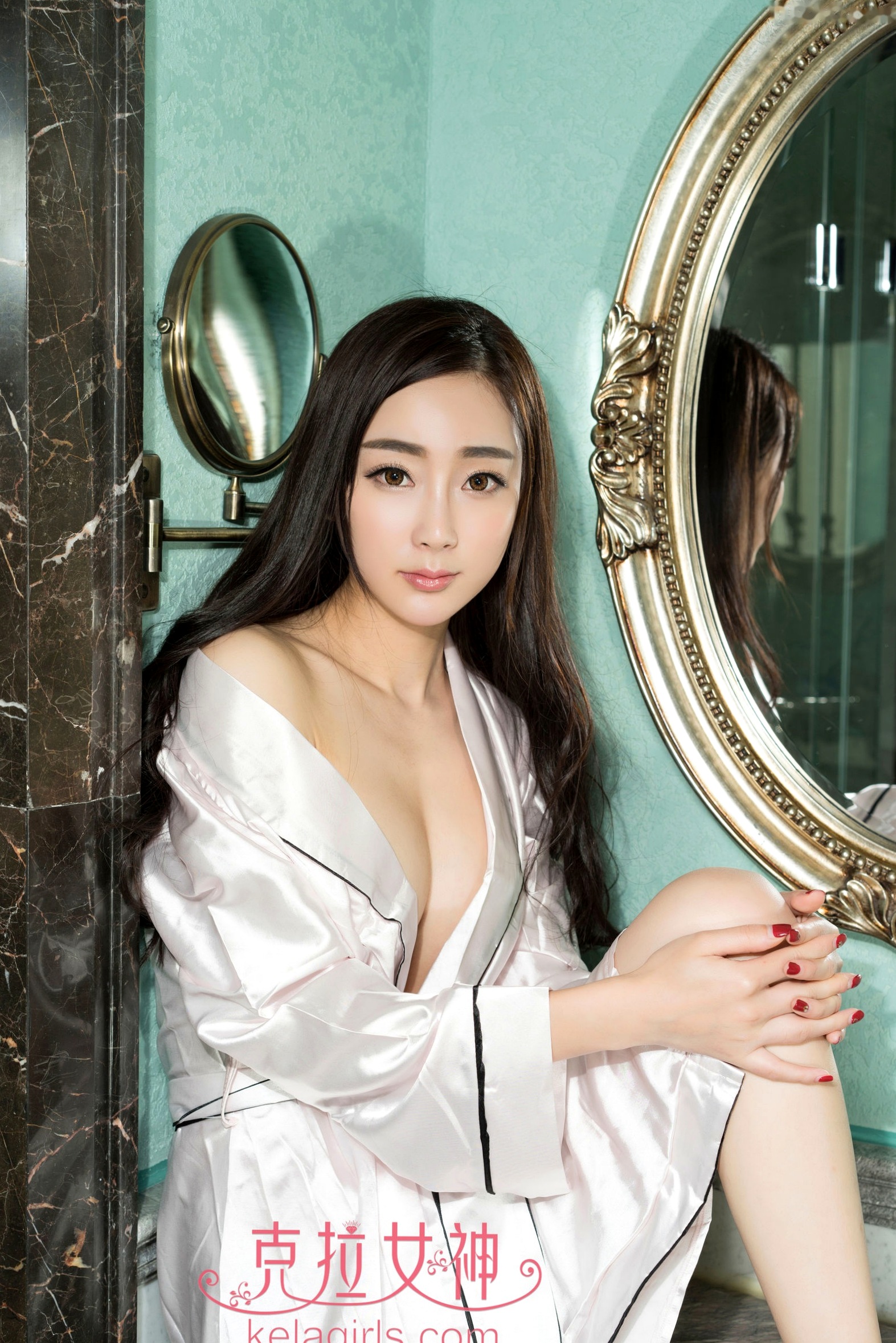 KelaGirls克拉女神依依《娇艳玉体》：白嫩美女身着丝滑睡袍私房照，展现极致性感诱惑与曼妙曲线（2020.11.30）