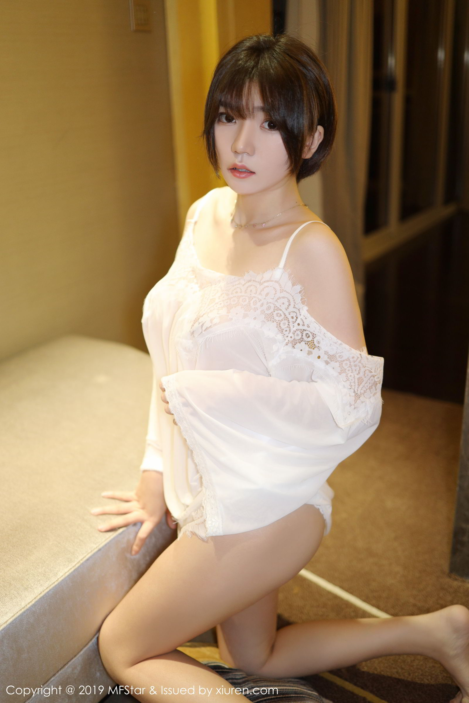 靓丽美女冷不丁 曼妙娇躯薄纱诱惑