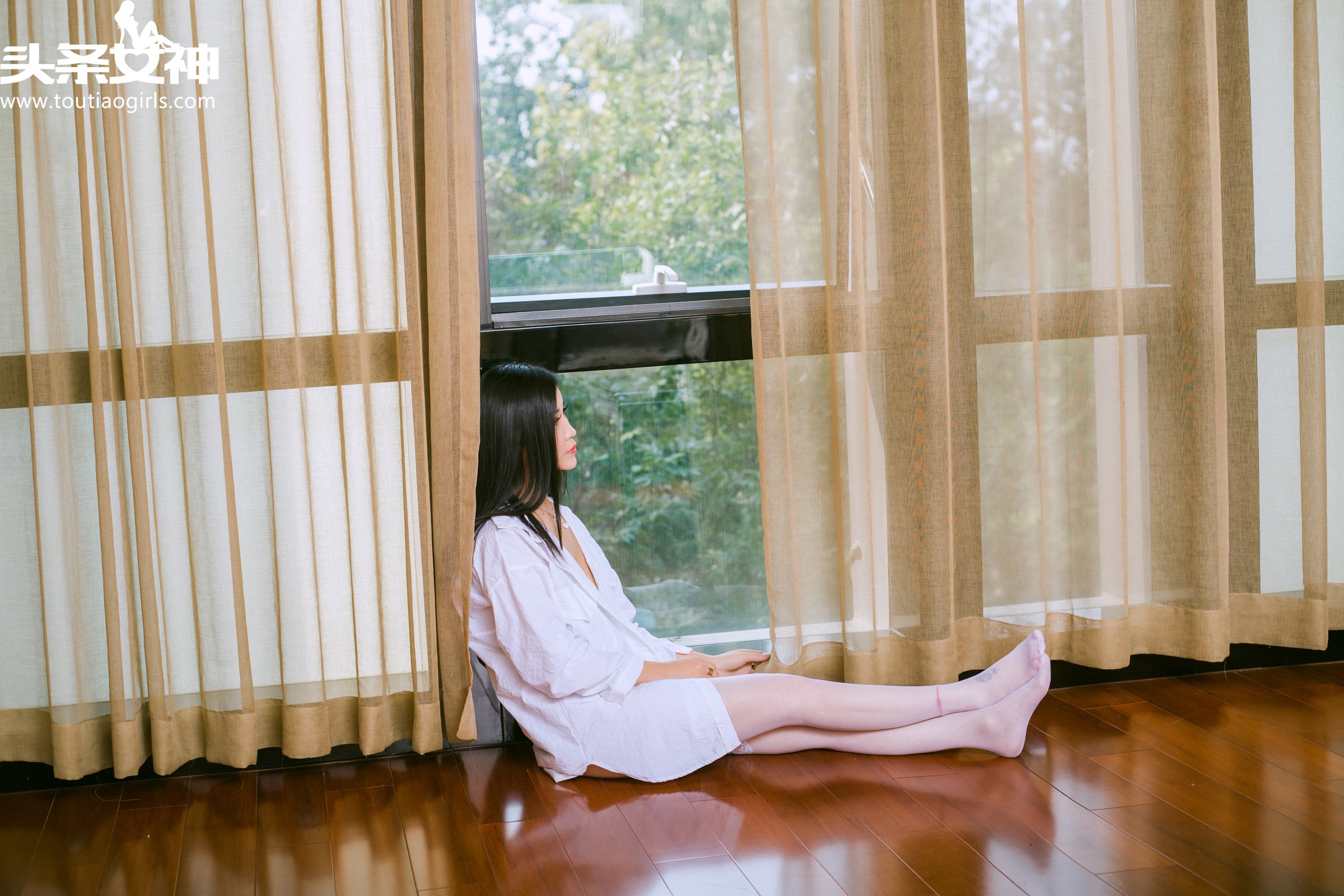 灵儿 [TouTiao头条女神]高清写真图2016-10-04 闺房白衬衫