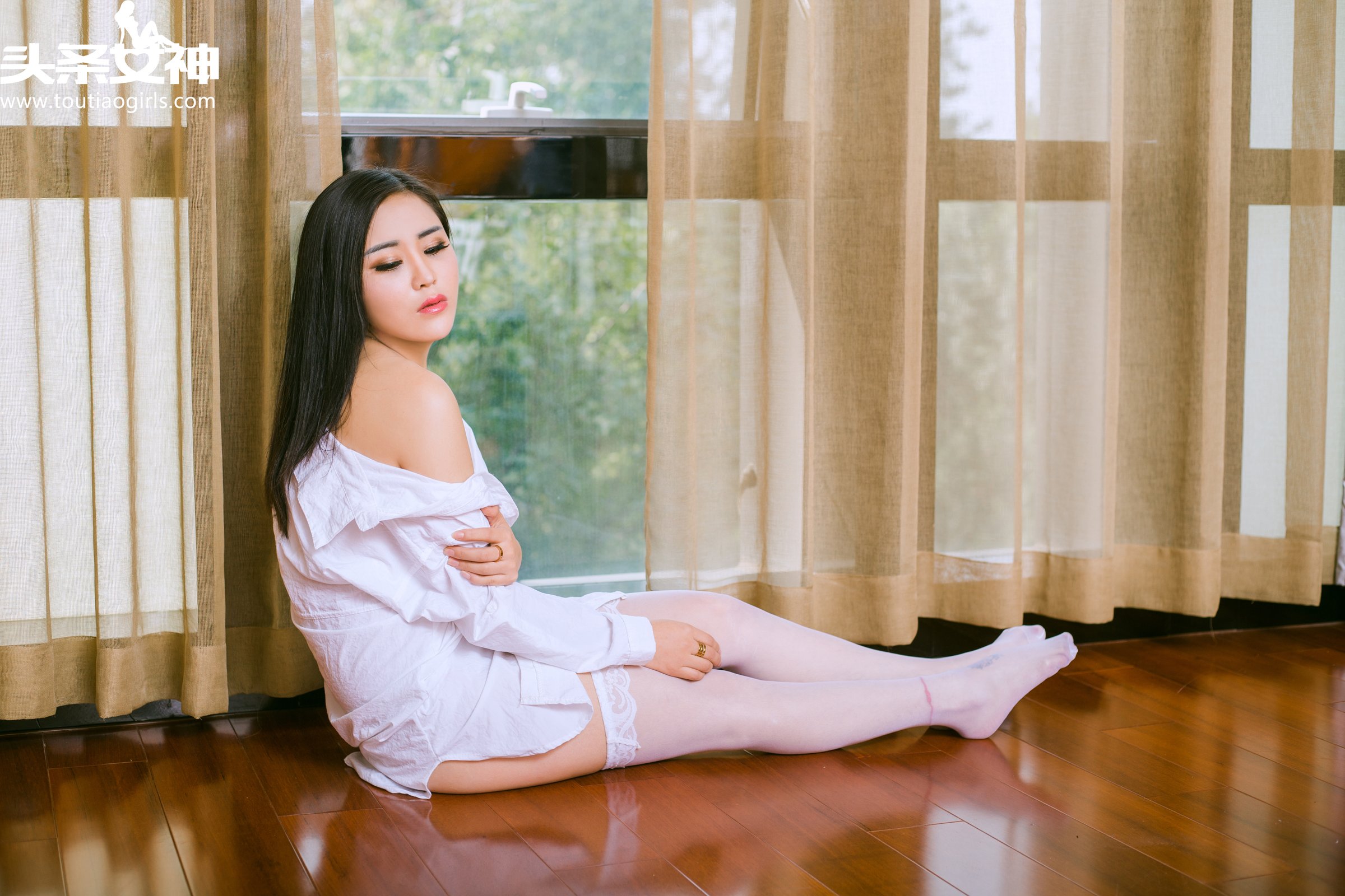 灵儿 [TouTiao头条女神]高清写真图2016-10-04 闺房白衬衫