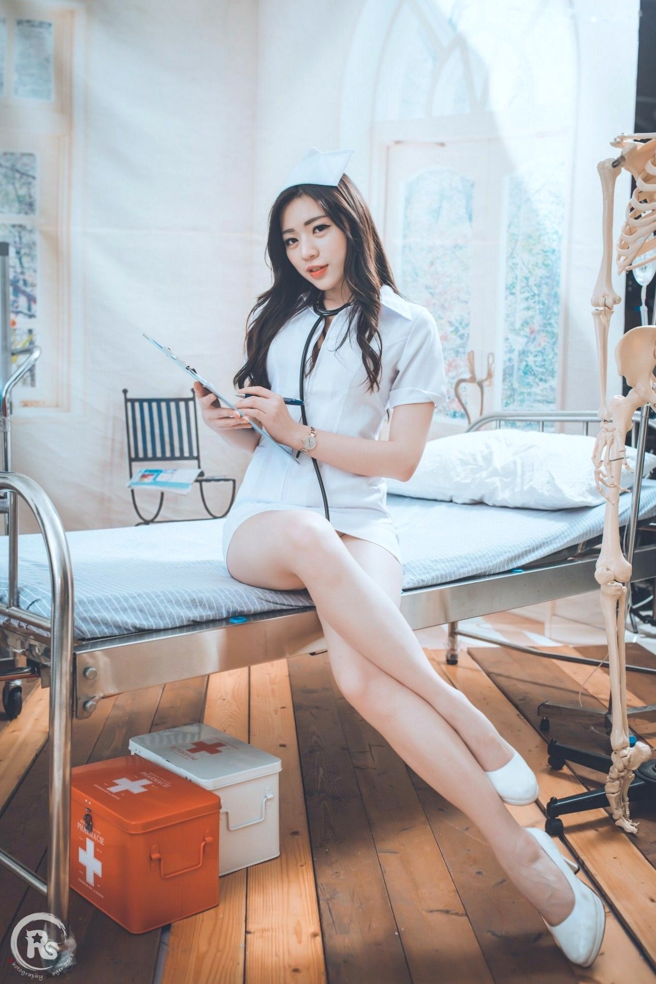 台湾正妹谢立琪《谢雨琪の护士》私房写真：制服诊室诱惑与浴室湿身撩人魅力，演绎极品护士风情