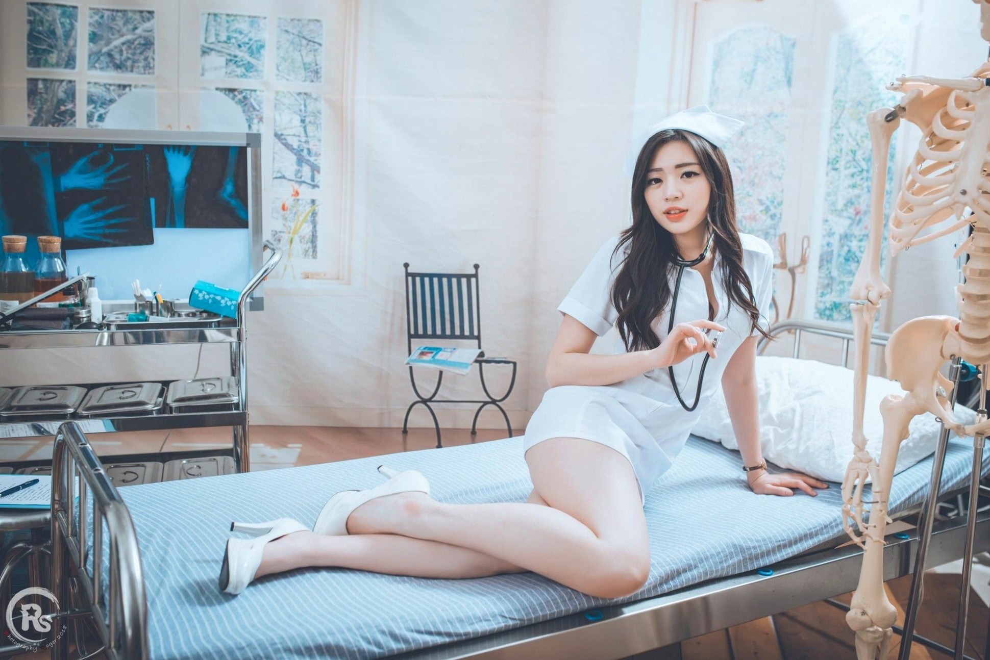 台湾正妹谢立琪《谢雨琪の护士》私房写真：制服诊室诱惑与浴室湿身撩人魅力，演绎极品护士风情