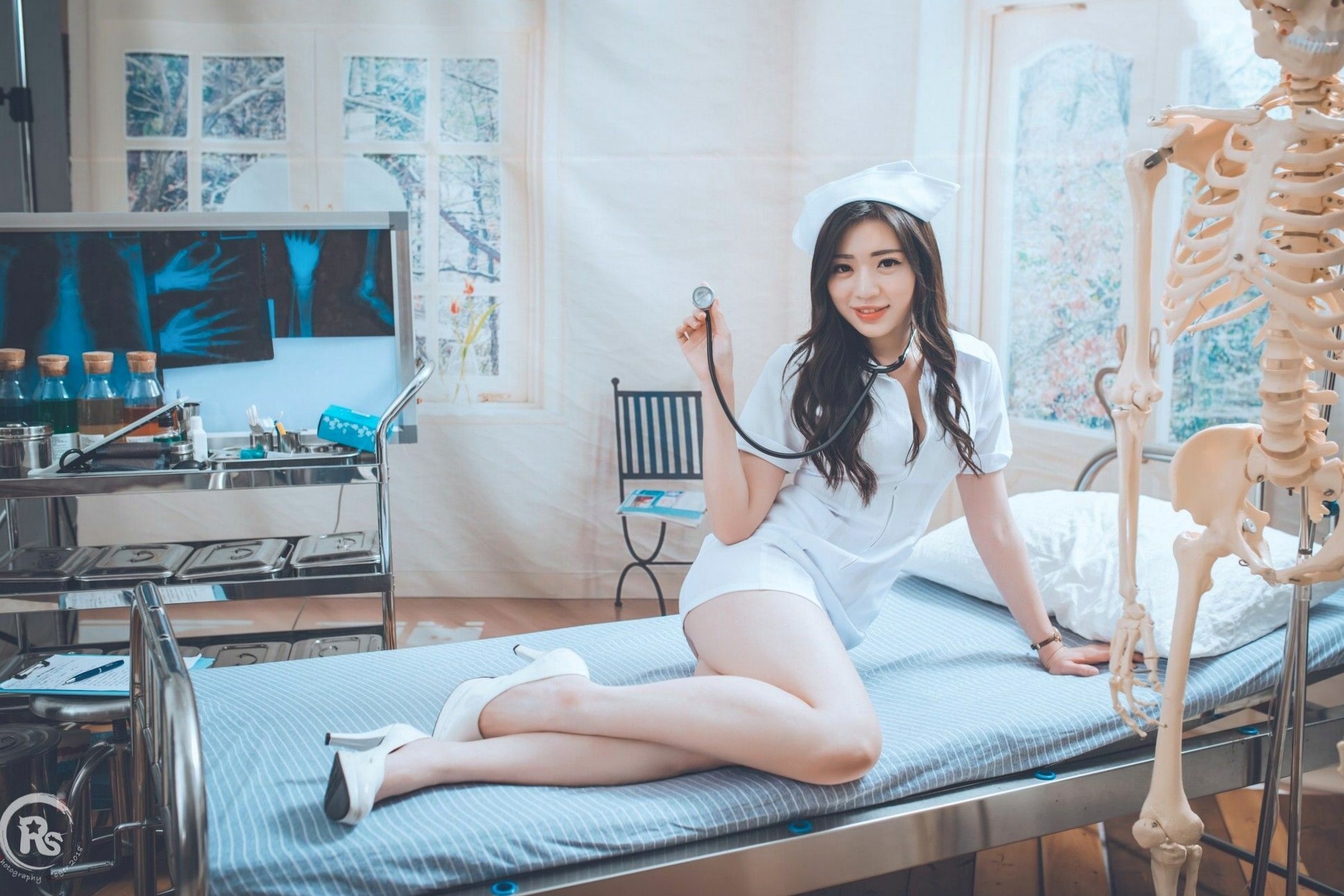 台湾正妹谢立琪《谢雨琪の护士》私房写真：制服诊室诱惑与浴室湿身撩人魅力，演绎极品护士风情