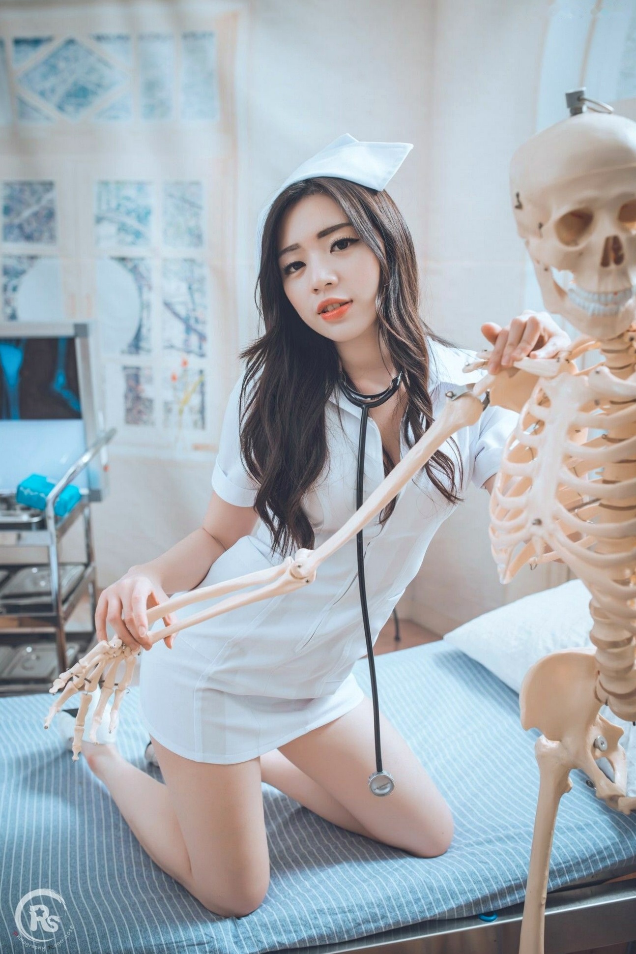 台湾正妹谢立琪《谢雨琪の护士》私房写真：制服诊室诱惑与浴室湿身撩人魅力，演绎极品护士风情