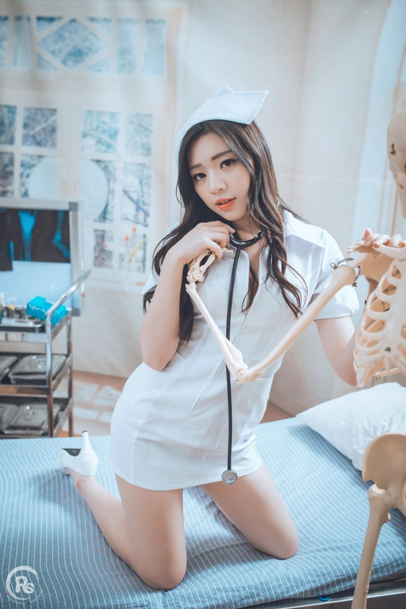 台湾正妹谢立琪《谢雨琪の护士》私房写真：制服诊室诱惑与浴室湿身撩人魅力，演绎极品护士风情