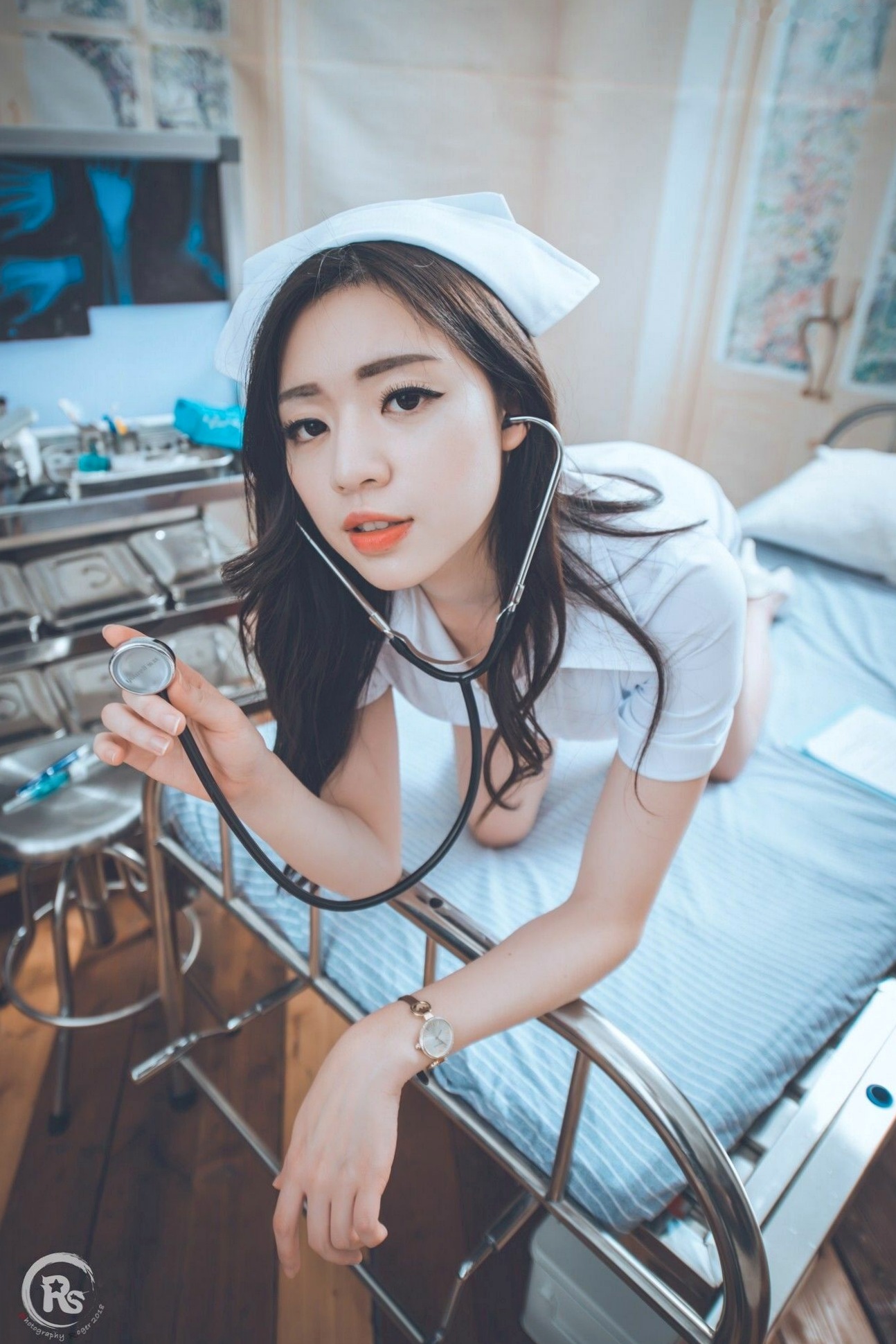 台湾正妹谢立琪《谢雨琪の护士》私房写真：制服诊室诱惑与浴室湿身撩人魅力，演绎极品护士风情