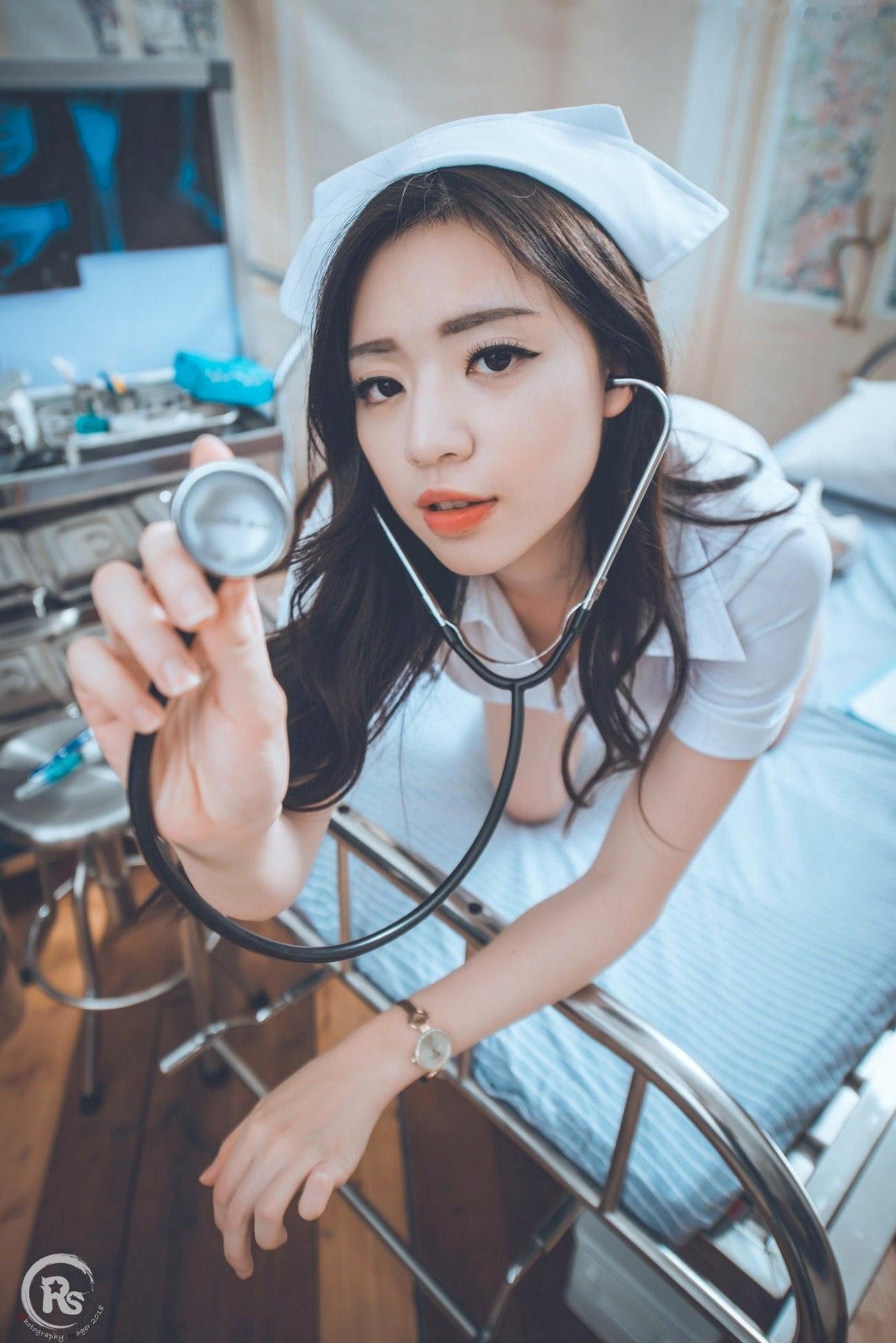 台湾正妹谢立琪《谢雨琪の护士》私房写真：制服诊室诱惑与浴室湿身撩人魅力，演绎极品护士风情