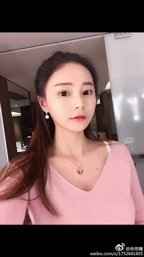 余思瞳- “咔哒女神”微博精选美图