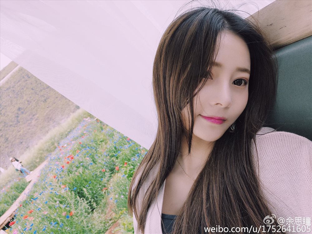 余思瞳- “咔哒女神”微博精选美图
