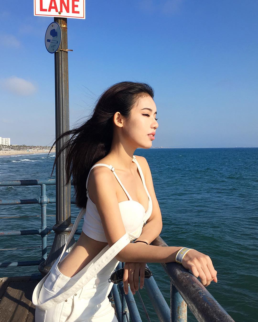 娅璐- 比基尼藏不住的好身材