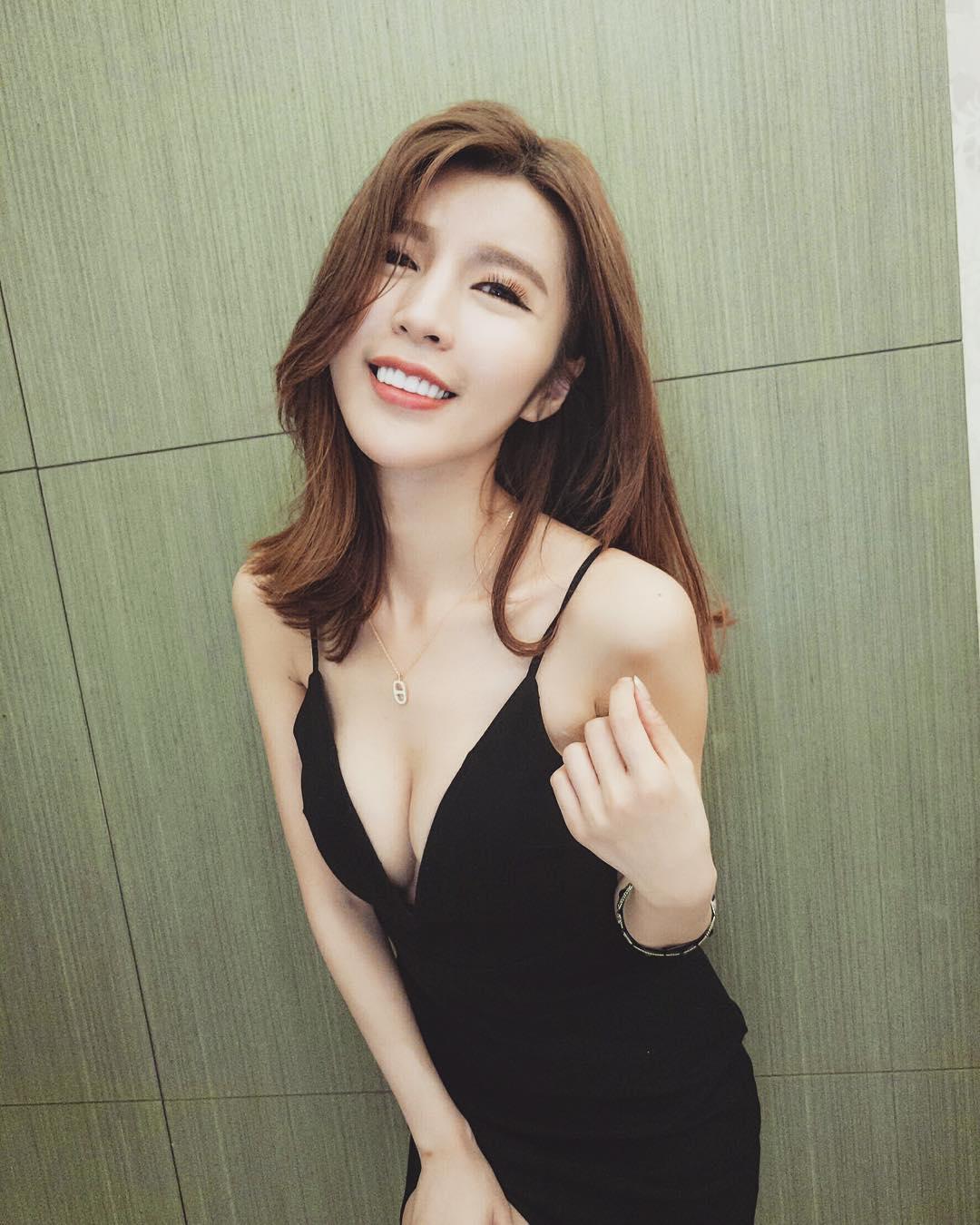 百变女郎刘子瑜Vicky 邪恶女仆装很凶暴