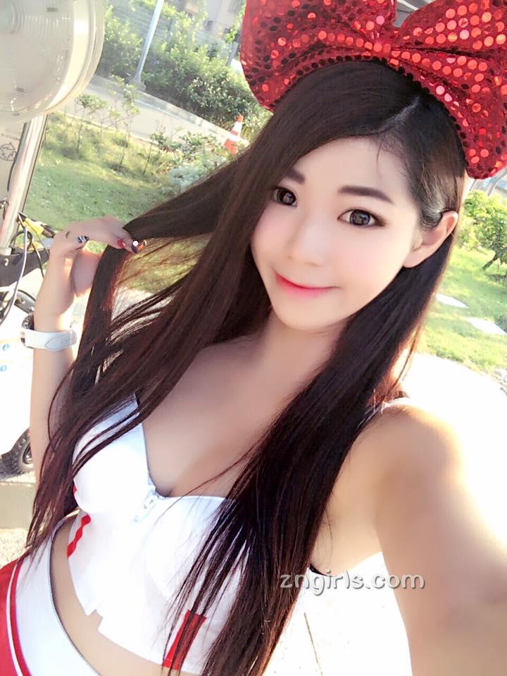 人气SG正妹邱冰冰 场内场外的白皙美人