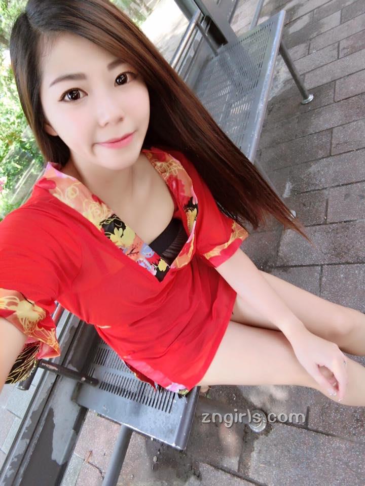 人气SG正妹邱冰冰 场内场外的白皙美人