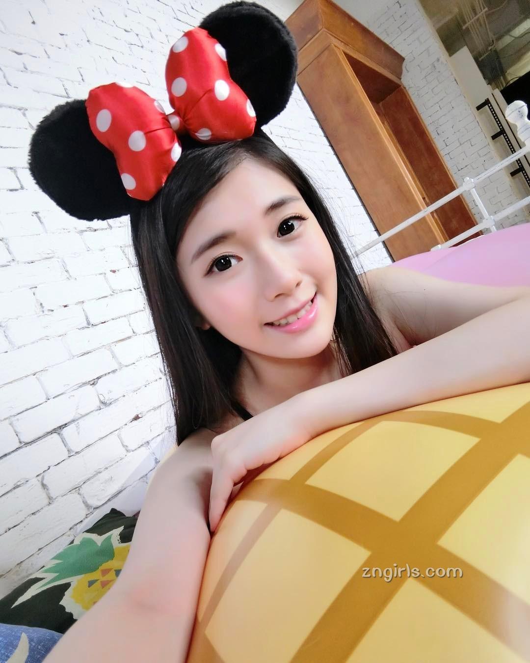 谢薇安Vivian- 台湾正妹大秀深邃事业线
