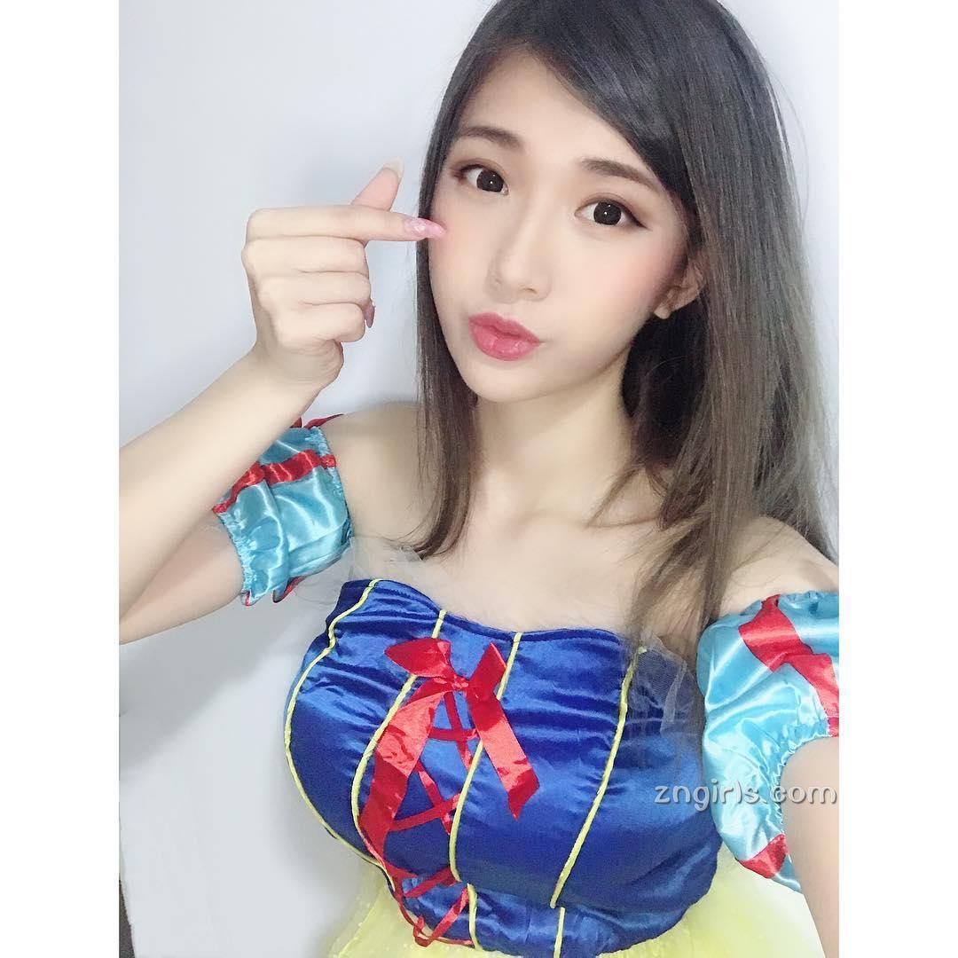谢薇安Vivian- 台湾正妹大秀深邃事业线