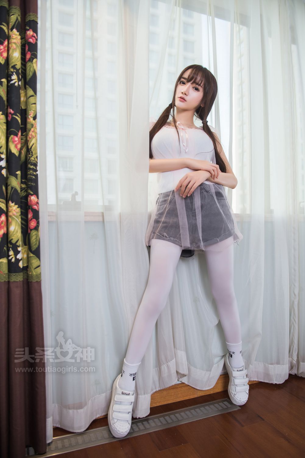 小如镜人间物语 大眼萌妹的白袜子