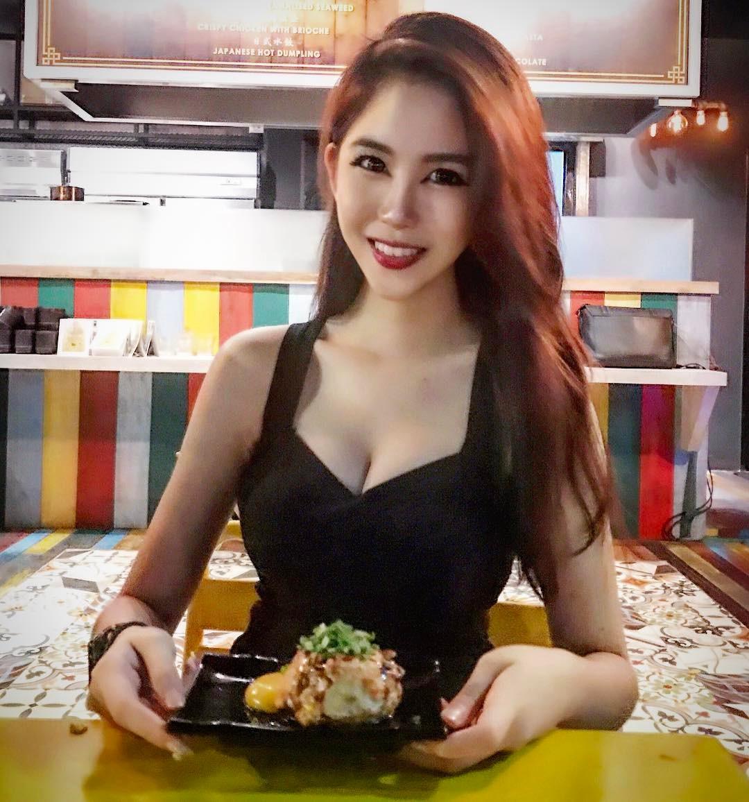 大马柔佛正妹李佳丽 明星般气质事业线深不见底
