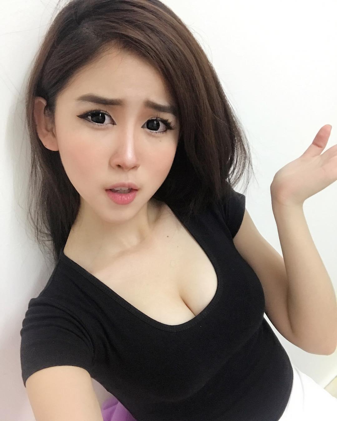 大马柔佛正妹李佳丽 明星般气质事业线深不见底