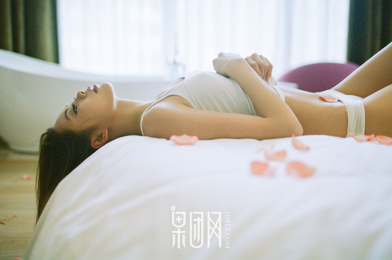 清纯美人香艳入浴 片片落红引人遐思