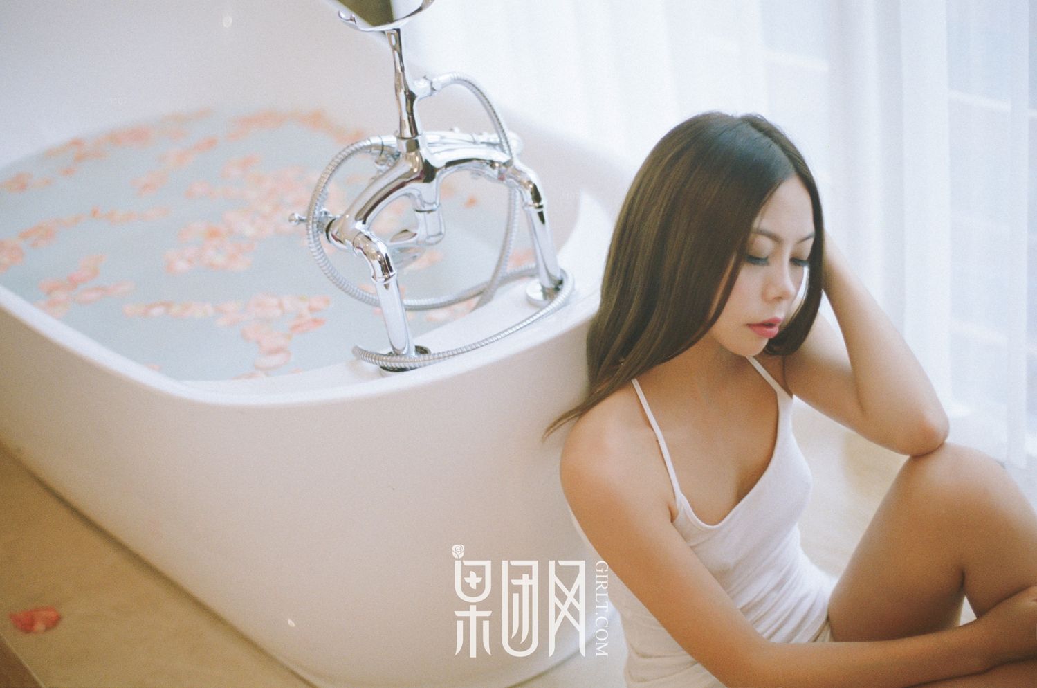 清纯美人香艳入浴 片片落红引人遐思