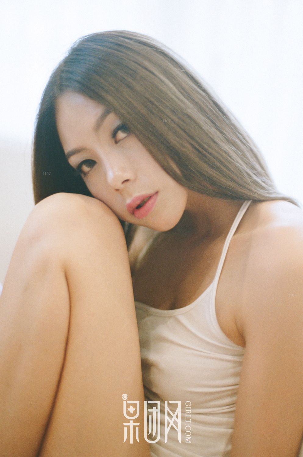 清纯美人香艳入浴 片片落红引人遐思