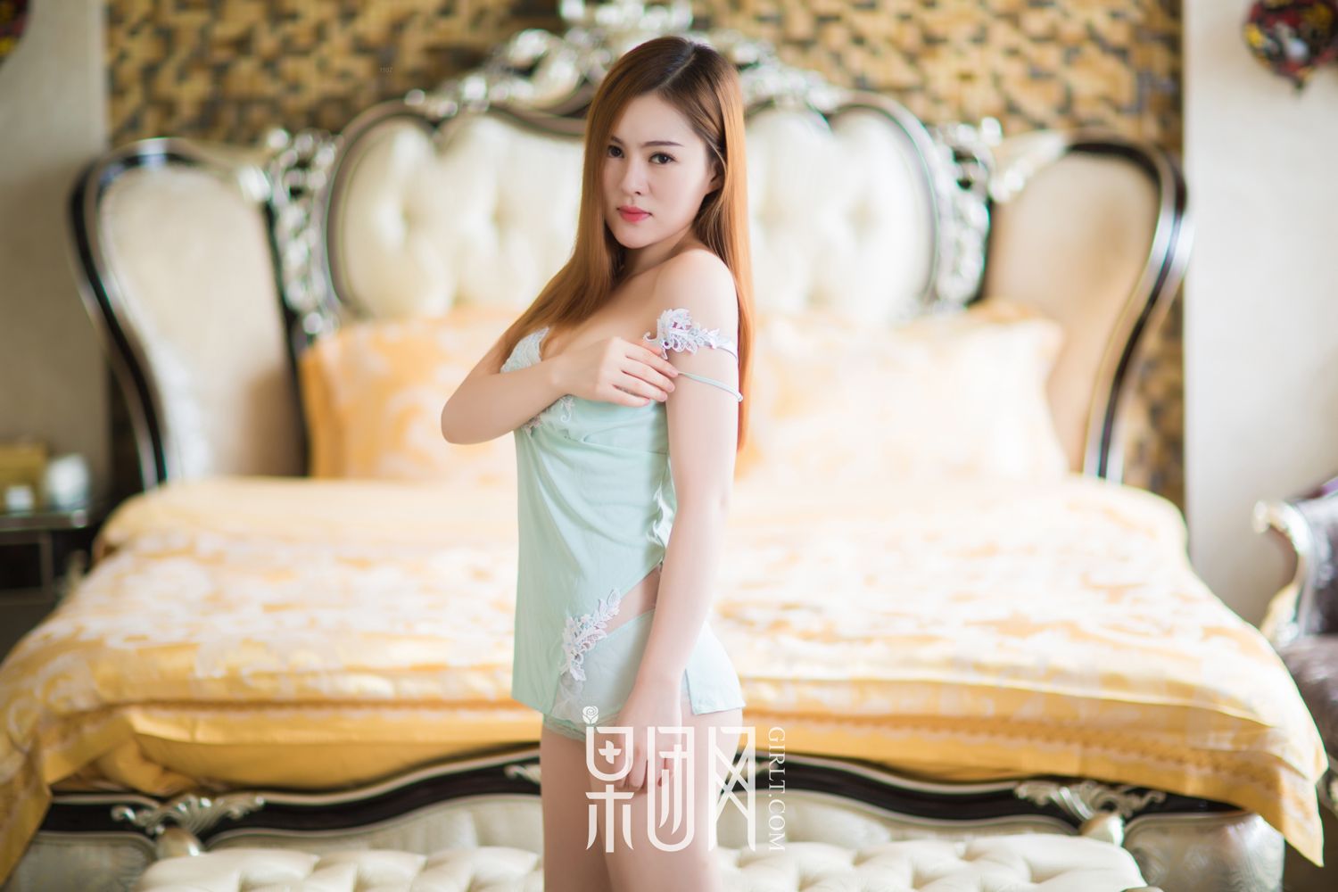 青涩纹身女出镜 浴室湿身玩泡泡