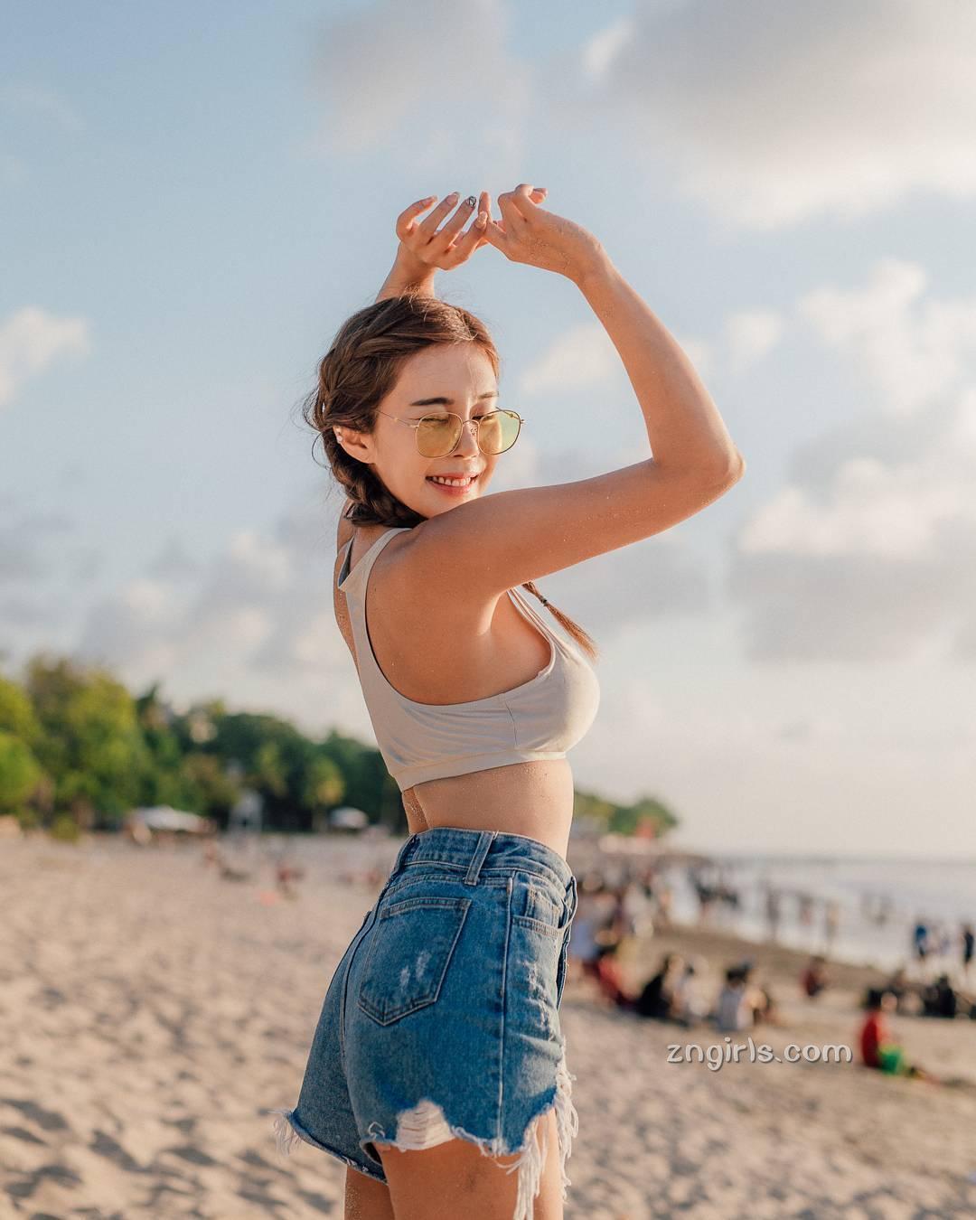南韩美女金智娜 火辣比基尼美照