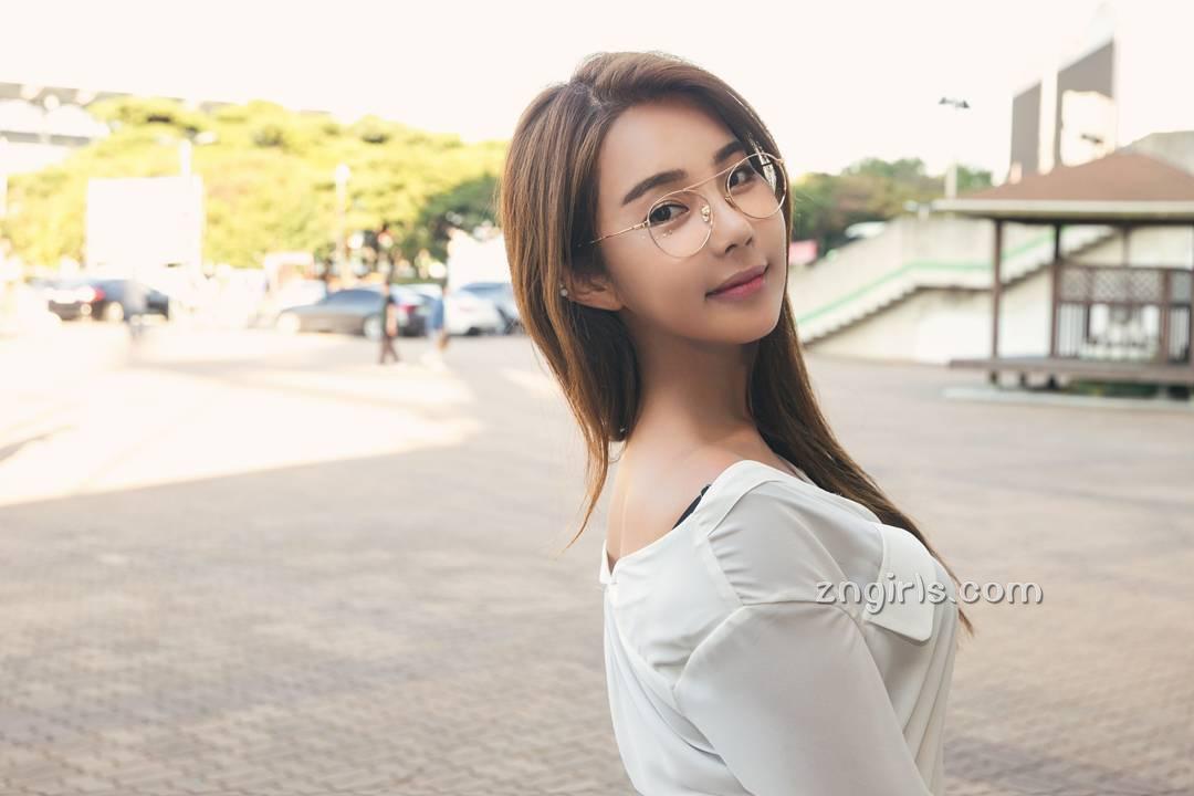 南韩美女金智娜 火辣比基尼美照
