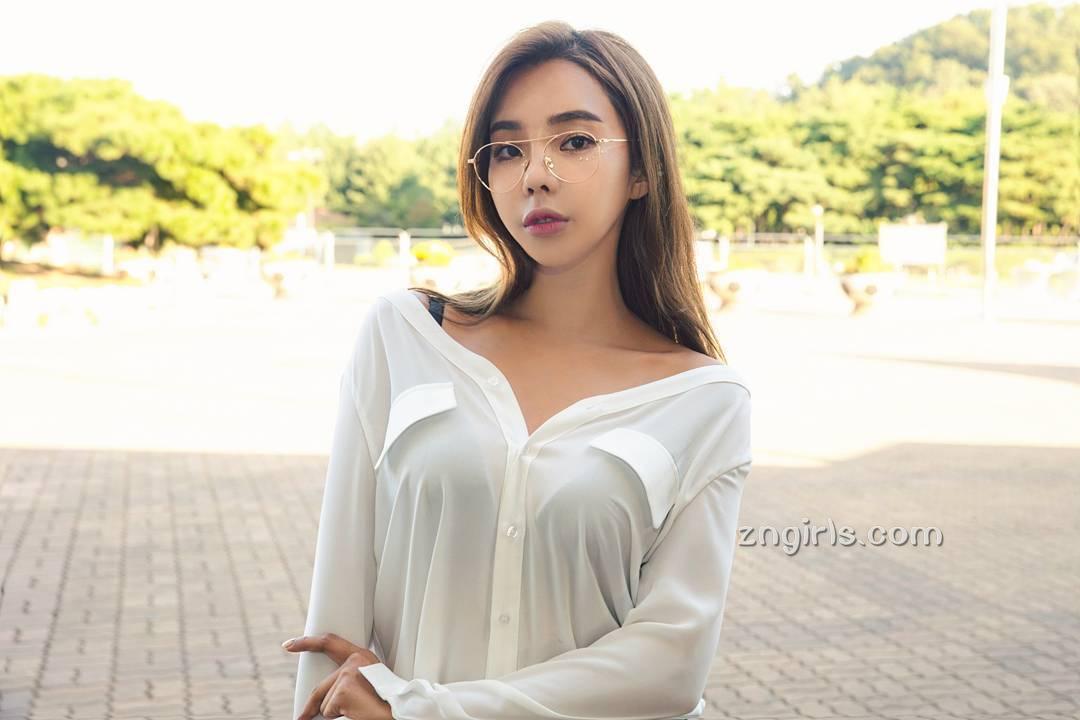 南韩美女金智娜 火辣比基尼美照