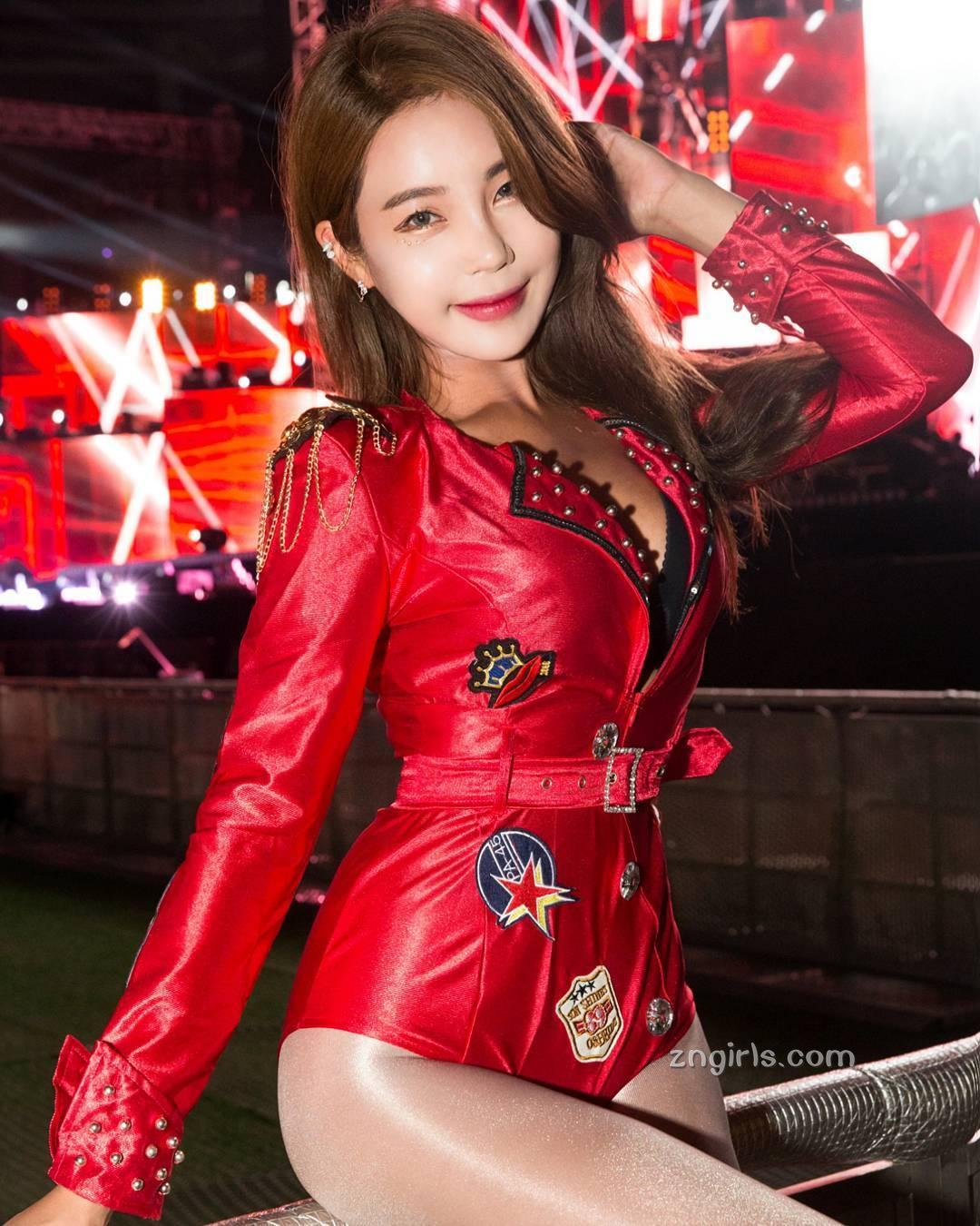 南韩美女金智娜 火辣比基尼美照