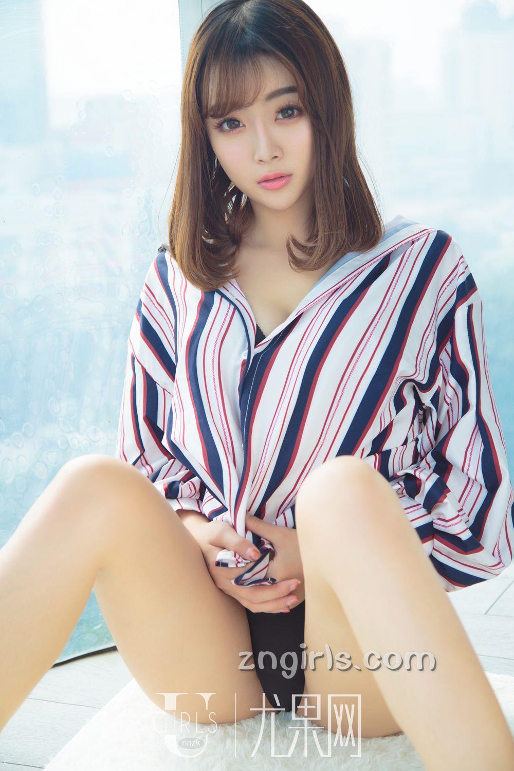 邻家少女陈七七 帅气军装粉色背心