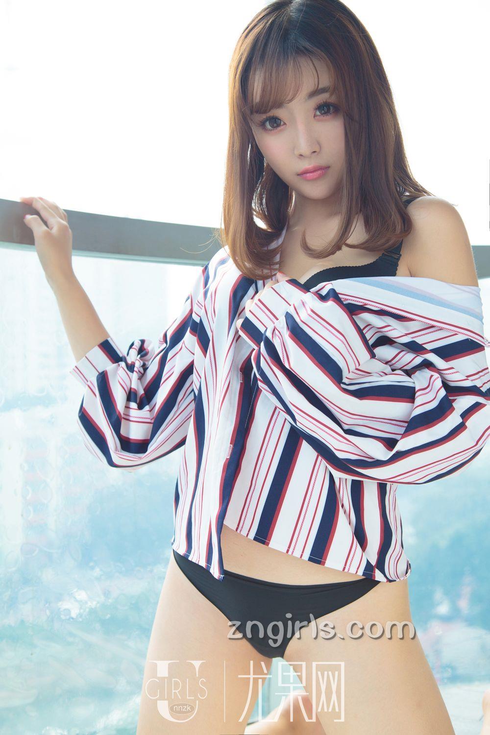 邻家少女陈七七 帅气军装粉色背心