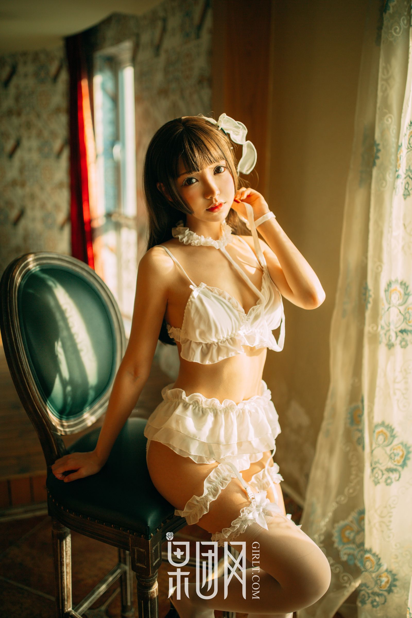 白丝男人斩！萝莉真空上阵化身调皮小女仆