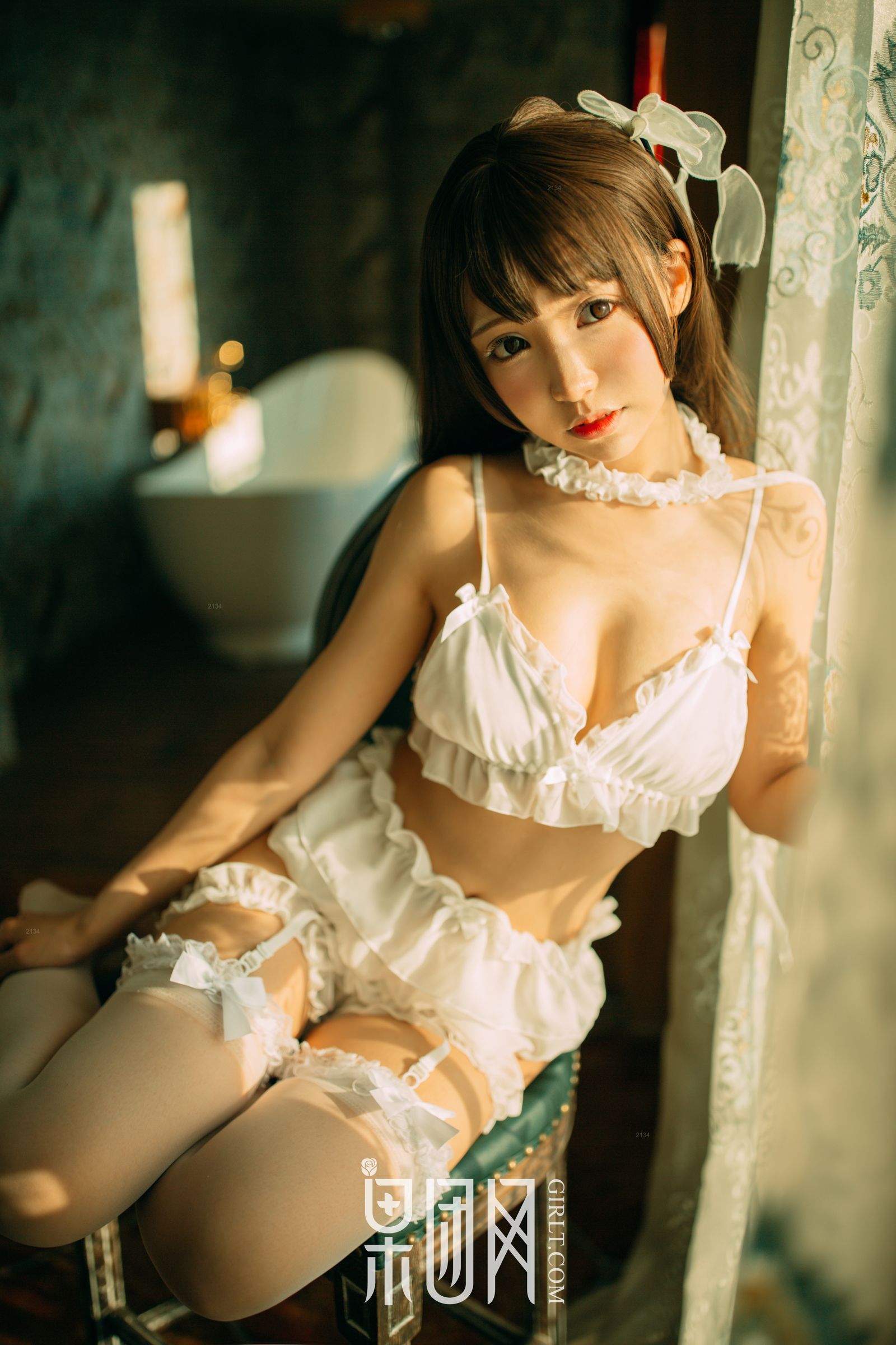 白丝男人斩！萝莉真空上阵化身调皮小女仆