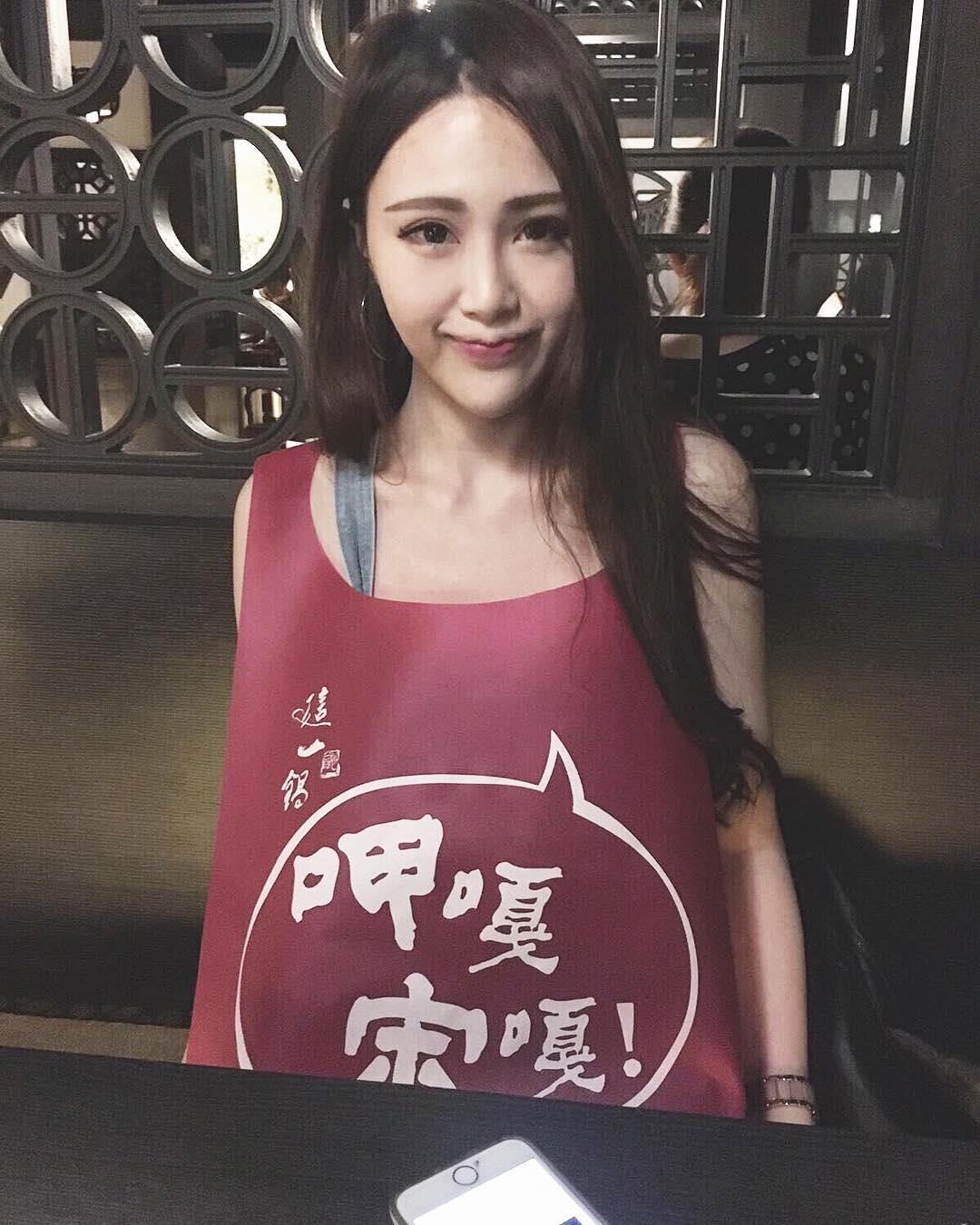 恋爱了！比基尼「白嫩美胸正妹」安全气囊好膨胀