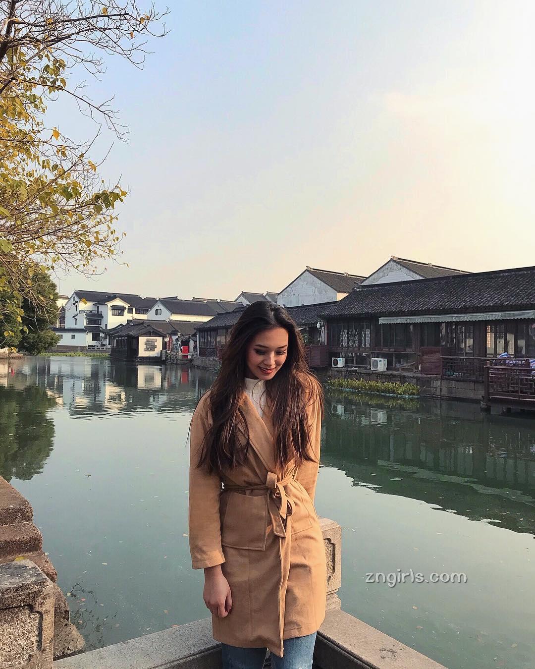 新加坡网红Tessasus 挑战各类衣服物料